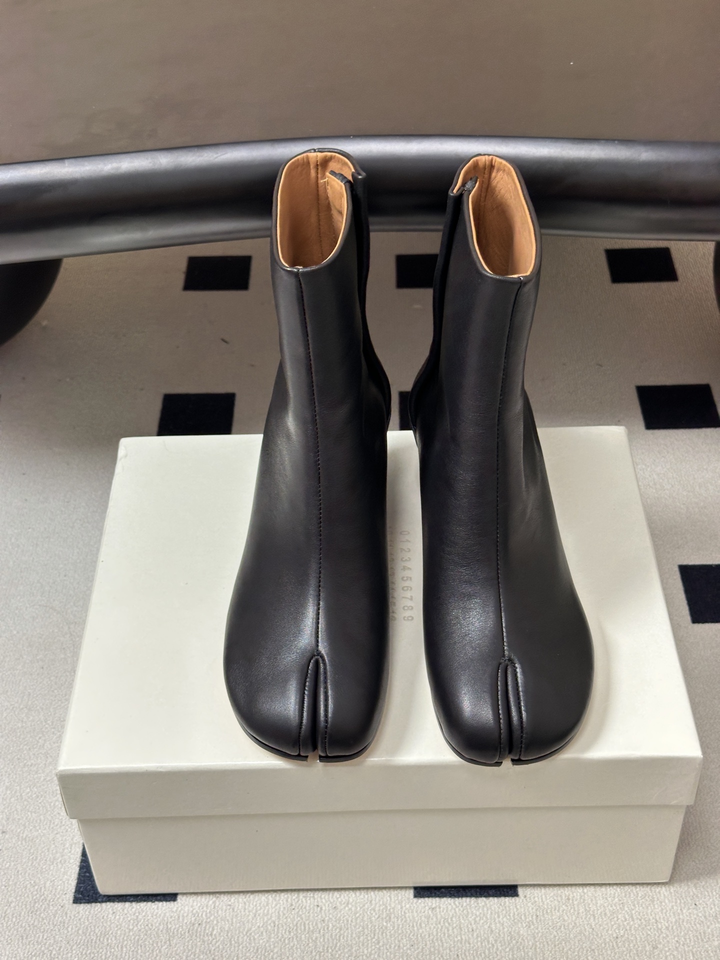 Maison Margiela MM6马吉拉 26ss秋冬新款经典分趾短靴高粗跟短靴 MM6这款分趾短靴设计非常的简约大