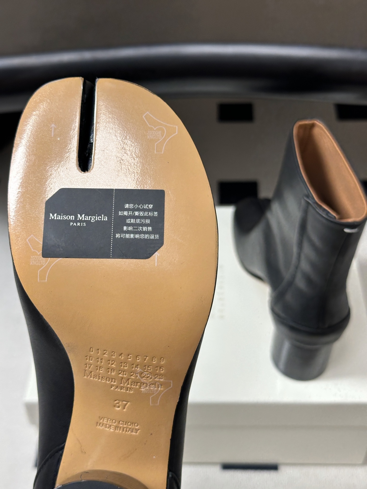 Maison Margiela MM6马吉拉 26ss秋冬新款经典分趾短靴高粗跟短靴 MM6这款分趾短靴设计非常的简约大