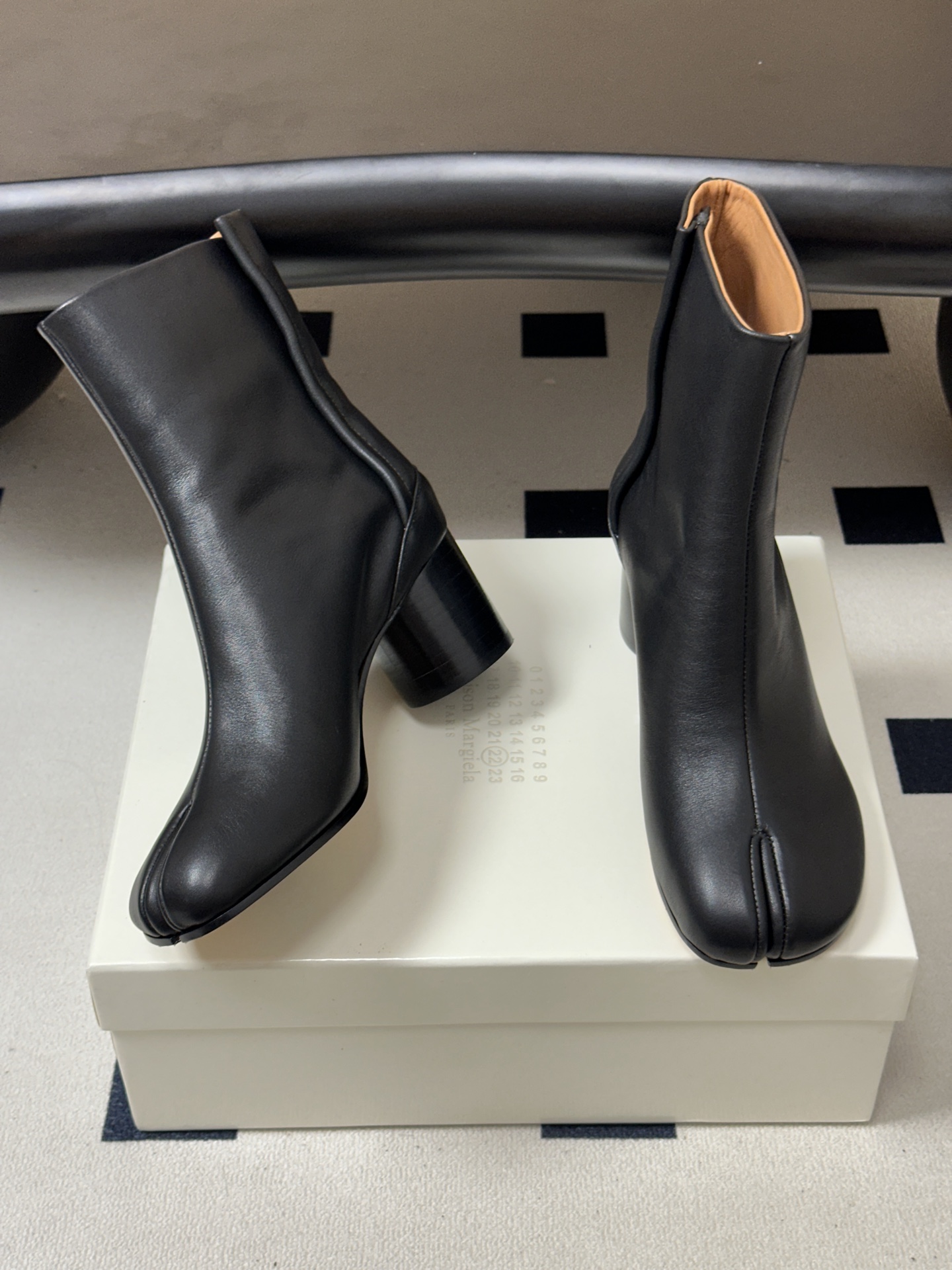 Maison Margiela MM6马吉拉 26ss秋冬新款经典分趾短靴高粗跟短靴 MM6这款分趾短靴设计非常的简约大