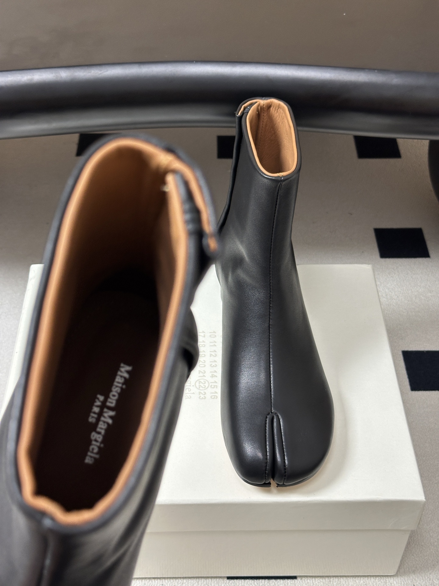 Maison Margiela MM6马吉拉 26ss秋冬新款经典分趾短靴高粗跟短靴 MM6这款分趾短靴设计非常的简约大