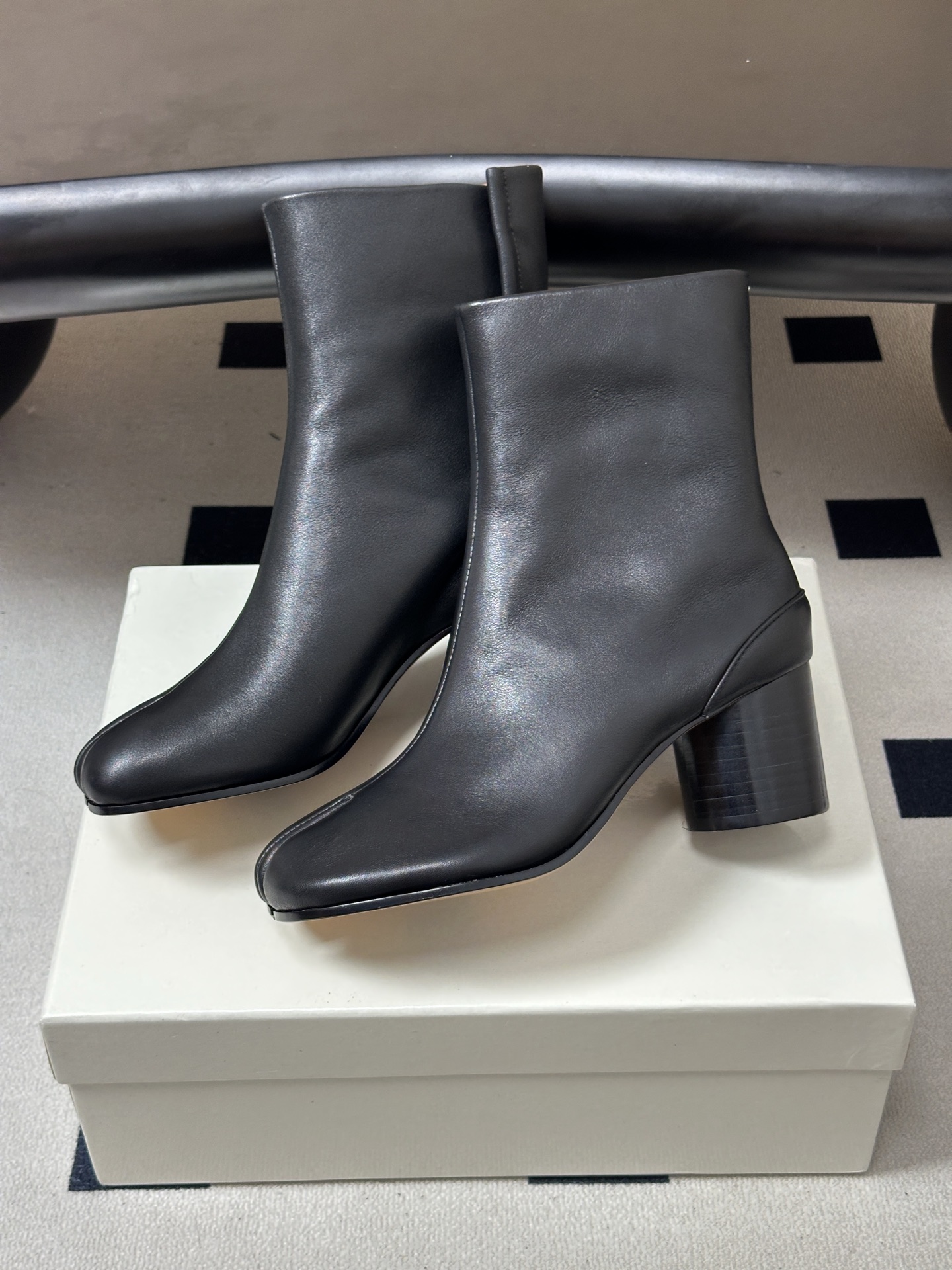 Maison Margiela MM6马吉拉 26ss秋冬新款经典分趾短靴高粗跟短靴 MM6这款分趾短靴设计非常的简约大