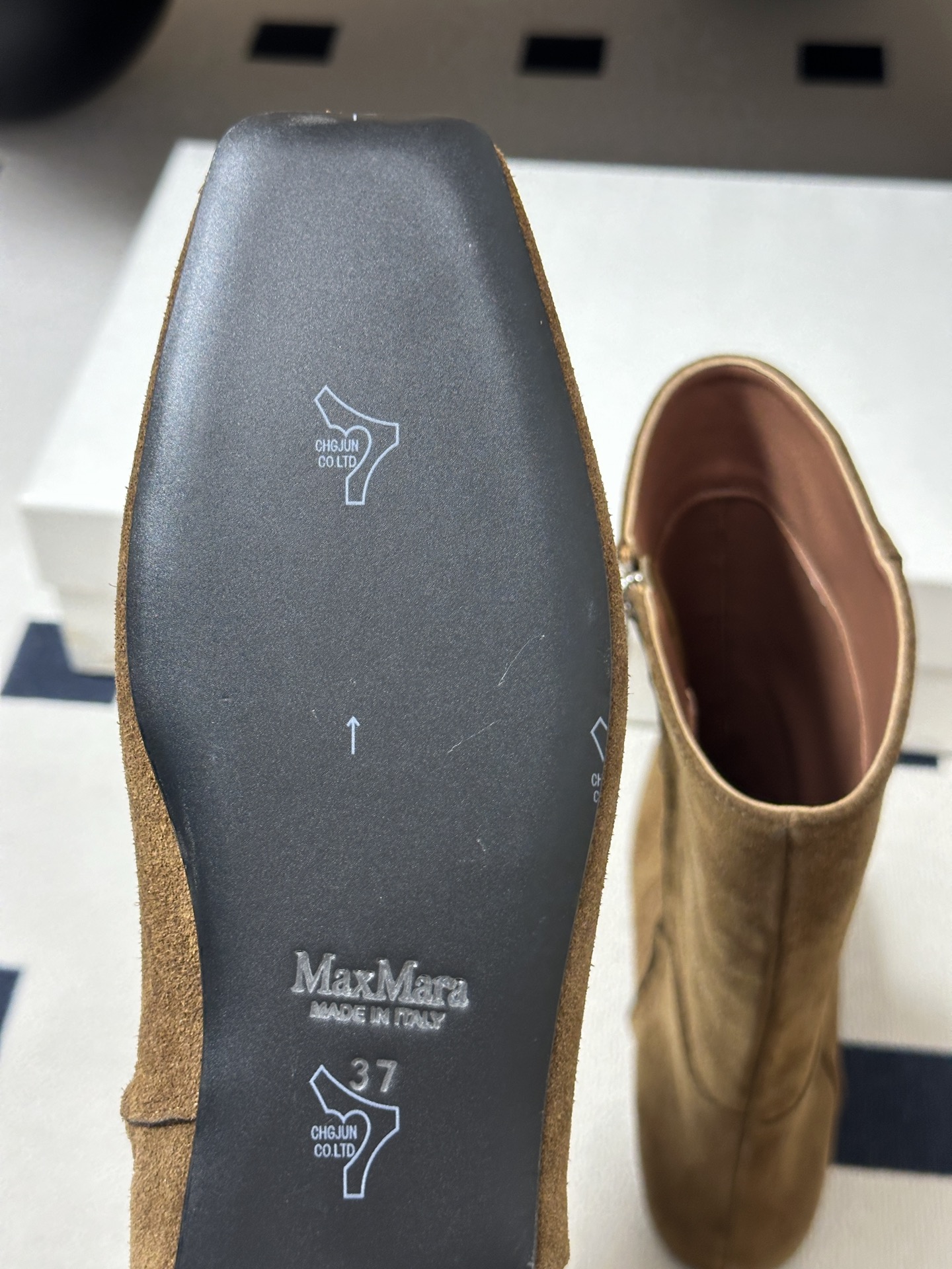 小众潮牌 Max mara26ss秋冬新品走秀主推款欧美风小方头内增高平底长靴骑士靴 狠货上新🔥搭配一排小铆钉金属扣侧拉 小众潮牌 Max mara26ss秋冬新品走秀主推款欧美风小方头内增高平底长靴骑士靴 狠货上新🔥搭配一排小铆钉金属扣侧拉