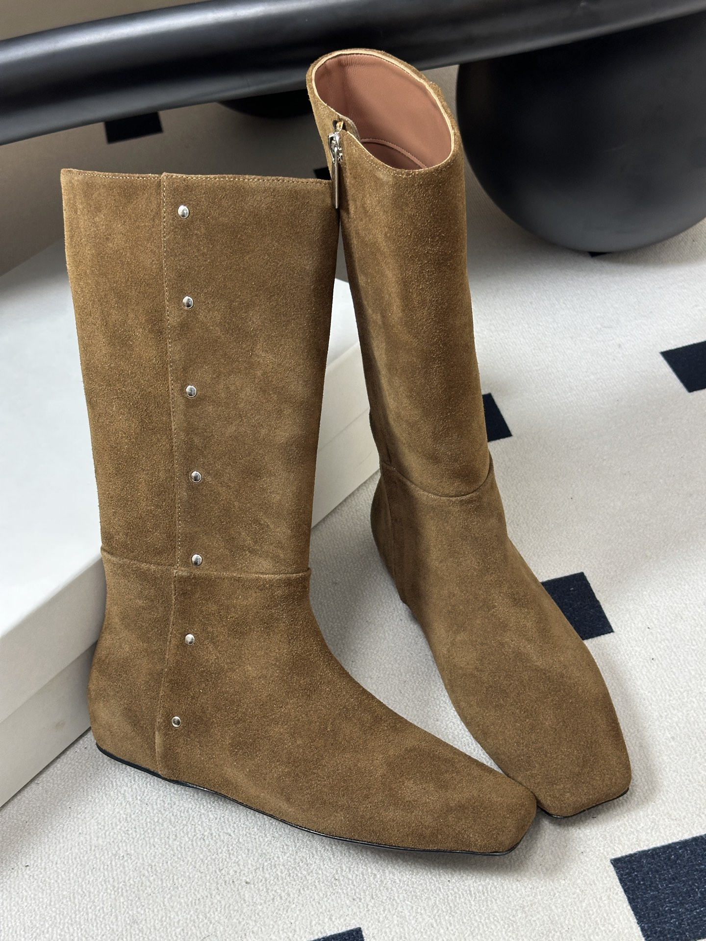 小众潮牌 Max mara26ss秋冬新品走秀主推款欧美风小方头内增高平底长靴骑士靴 狠货上新🔥搭配一排小铆钉金属扣侧拉 小众潮牌 Max mara26ss秋冬新品走秀主推款欧美风小方头内增高平底长靴骑士靴 狠货上新🔥搭配一排小铆钉金属扣侧拉