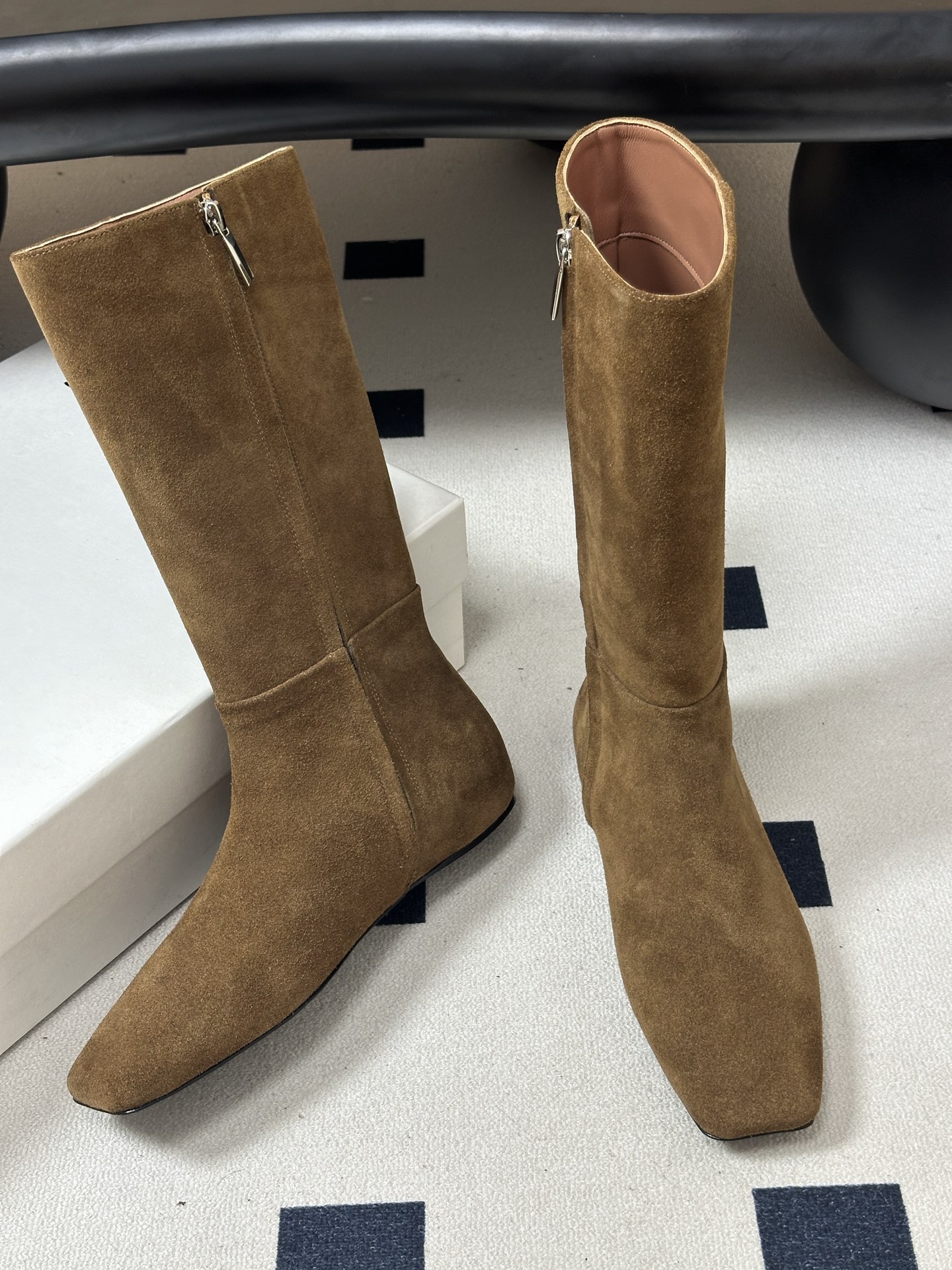 小众潮牌 Max mara26ss秋冬新品走秀主推款欧美风小方头内增高平底长靴骑士靴 狠货上新🔥搭配一排小铆钉金属扣侧拉 小众潮牌 Max mara26ss秋冬新品走秀主推款欧美风小方头内增高平底长靴骑士靴 狠货上新🔥搭配一排小铆钉金属扣侧拉