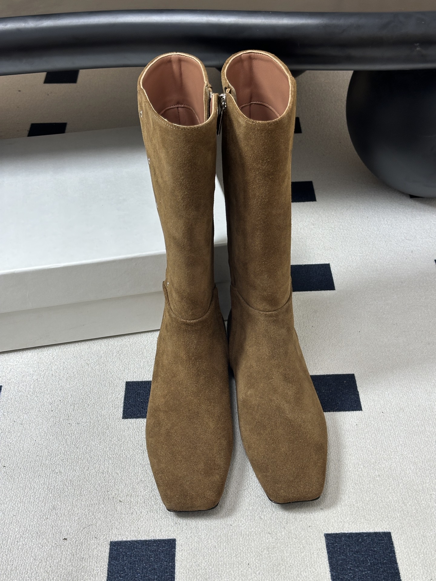 小众潮牌 Max mara26ss秋冬新品走秀主推款欧美风小方头内增高平底长靴骑士靴 狠货上新🔥搭配一排小铆钉金属扣侧拉 小众潮牌 Max mara26ss秋冬新品走秀主推款欧美风小方头内增高平底长靴骑士靴 狠货上新🔥搭配一排小铆钉金属扣侧拉