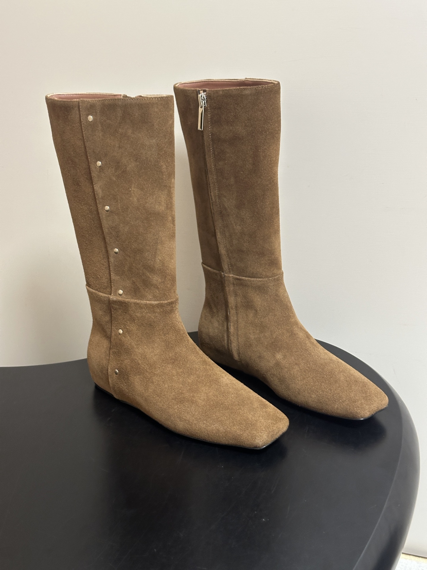 小众潮牌 Max mara26ss秋冬新品走秀主推款欧美风小方头内增高平底长靴骑士靴 狠货上新🔥搭配一排小铆钉金属扣侧拉 小众潮牌 Max mara26ss秋冬新品走秀主推款欧美风小方头内增高平底长靴骑士靴 狠货上新🔥搭配一排小铆钉金属扣侧拉