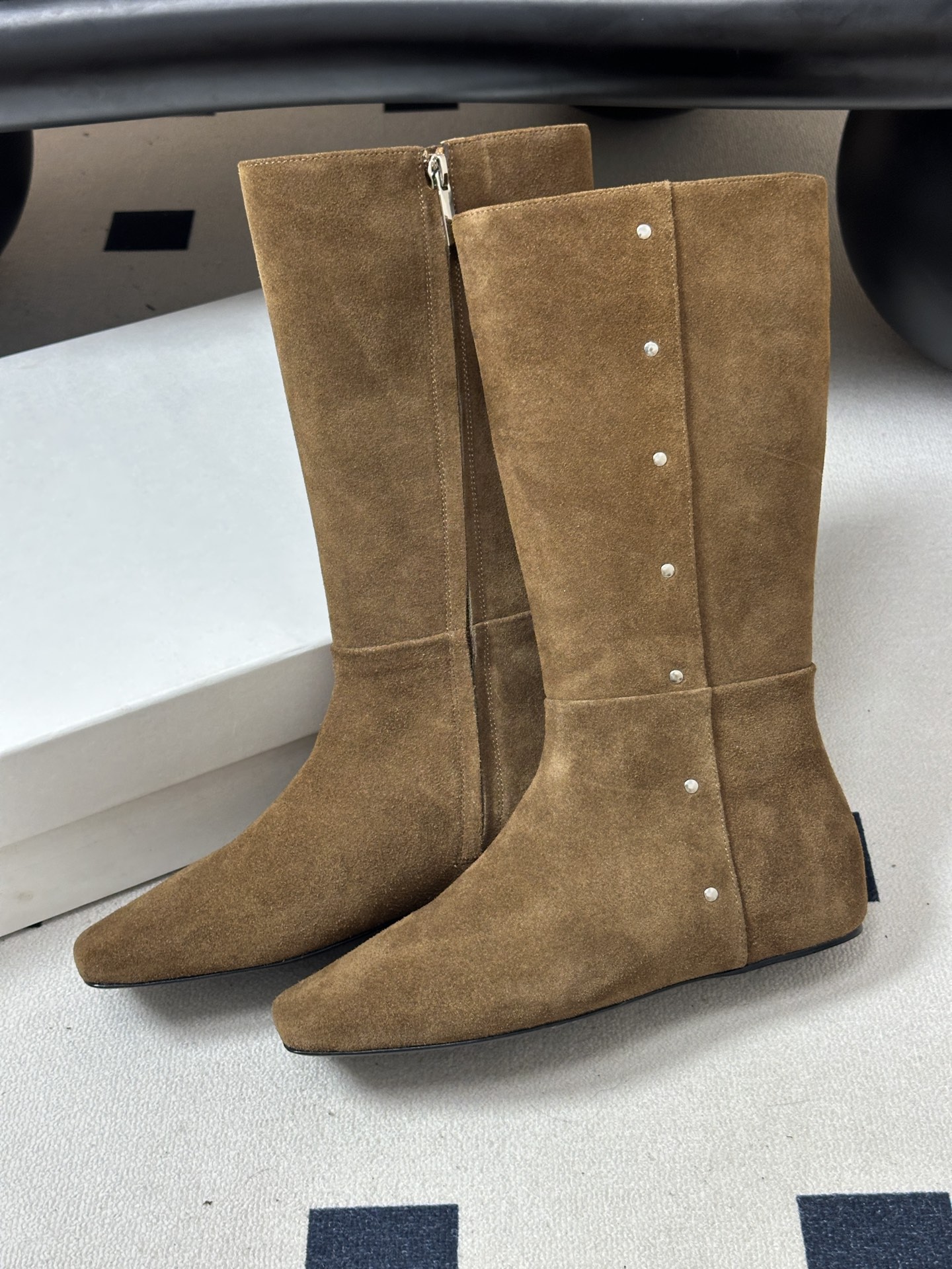 小众潮牌 Max mara26ss秋冬新品走秀主推款欧美风小方头内增高平底长靴骑士靴 狠货上新🔥搭配一排小铆钉金属扣侧拉 小众潮牌 Max mara26ss秋冬新品走秀主推款欧美风小方头内增高平底长靴骑士靴 狠货上新🔥搭配一排小铆钉金属扣侧拉