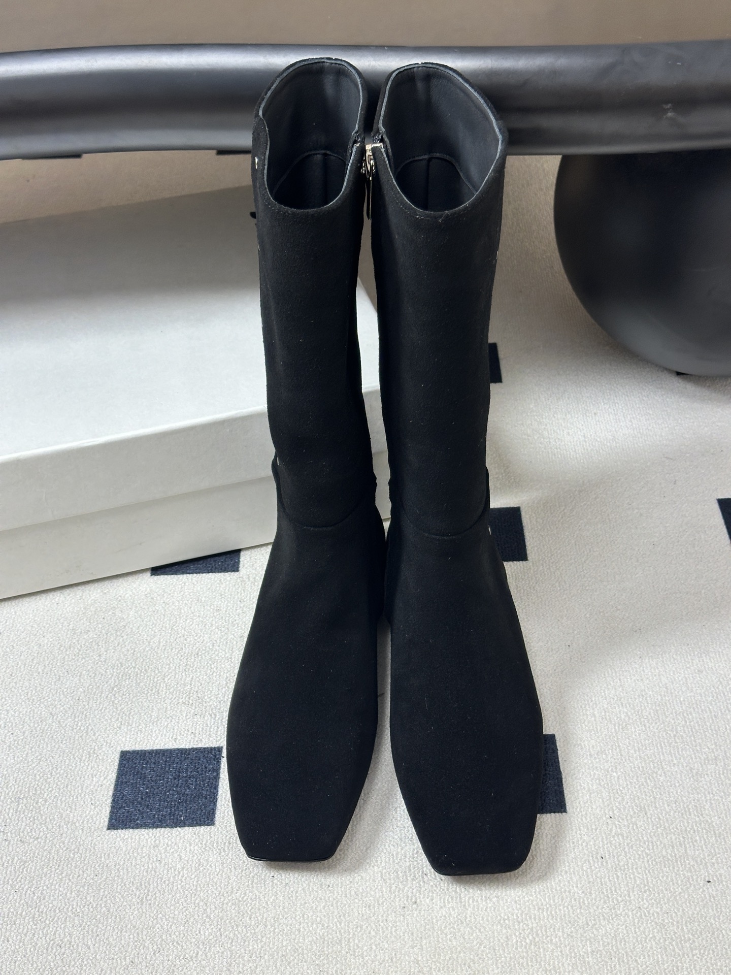 小众潮牌 Max mara26ss秋冬新品走秀主推款欧美风小方头内增高平底长靴骑士靴 狠货上新🔥搭配一排小铆钉金属扣侧拉 小众潮牌 Max mara26ss秋冬新品走秀主推款欧美风小方头内增高平底长靴骑士靴 狠货上新🔥搭配一排小铆钉金属扣侧拉