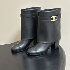 秋冬新款Chanel 小香26B 经典翻口双C扣带高跟直筒靴短靴/长靴系列 走秀款圆头粗跟长靴骑士靴直筒靴 非常爆真的是 秋冬新款Chanel 小香26B 经典翻口双C扣带高跟直筒靴短靴/长靴系列 走秀款圆头粗跟长靴骑士靴直筒靴 非常爆真的是