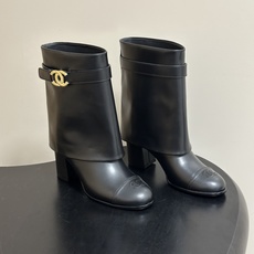 秋冬新款Chanel 小香26B 经典翻口双C扣带高跟直筒靴短靴/长靴系列 走秀款圆头粗跟长靴骑士靴直筒靴 非常爆真的是 秋冬新款Chanel 小香26B 经典翻口双C扣带高跟直筒靴短靴/长靴系列 走秀款圆头粗跟长靴骑士靴直筒靴 非常爆真的是