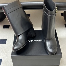 秋冬新款Chanel 小香26B 经典翻口双C扣带高跟直筒靴短靴/长靴系列 走秀款圆头粗跟长靴骑士靴直筒靴 非常爆真的是 秋冬新款Chanel 小香26B 经典翻口双C扣带高跟直筒靴短靴/长靴系列 走秀款圆头粗跟长靴骑士靴直筒靴 非常爆真的是