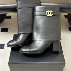 秋冬新款Chanel 小香26B 经典翻口双C扣带高跟直筒靴短靴/长靴系列 走秀款圆头粗跟长靴骑士靴直筒靴 非常爆真的是 秋冬新款Chanel 小香26B 经典翻口双C扣带高跟直筒靴短靴/长靴系列 走秀款圆头粗跟长靴骑士靴直筒靴 非常爆真的是