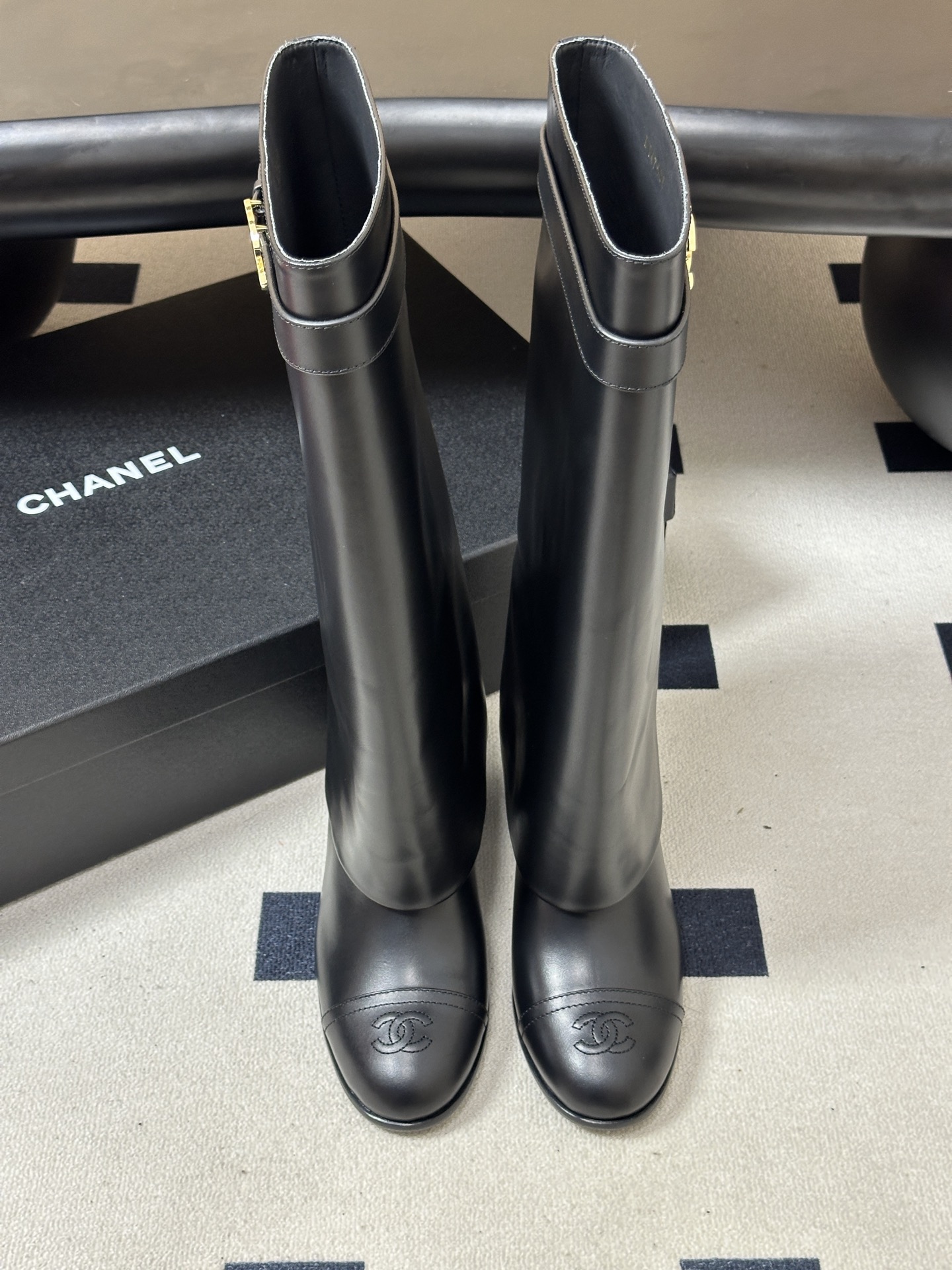 秋冬新款Chanel 小香26B 经典翻口双C扣带高跟直筒靴短靴/长靴系列 走秀款圆头粗跟长靴骑士靴直筒靴 非常爆真的是 秋冬新款Chanel 小香26B 经典翻口双C扣带高跟直筒靴短靴/长靴系列 走秀款圆头粗跟长靴骑士靴直筒靴 非常爆真的是