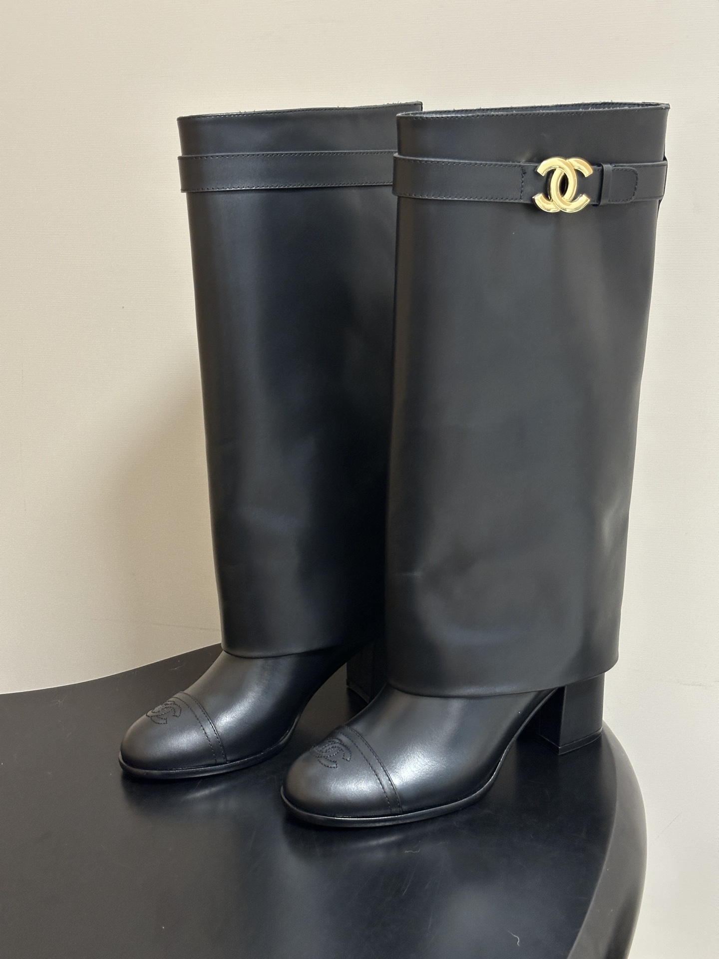 秋冬新款Chanel 小香26B 经典翻口双C扣带高跟直筒靴短靴/长靴系列 走秀款圆头粗跟长靴骑士靴直筒靴 非常爆真的是 秋冬新款Chanel 小香26B 经典翻口双C扣带高跟直筒靴短靴/长靴系列 走秀款圆头粗跟长靴骑士靴直筒靴 非常爆真的是