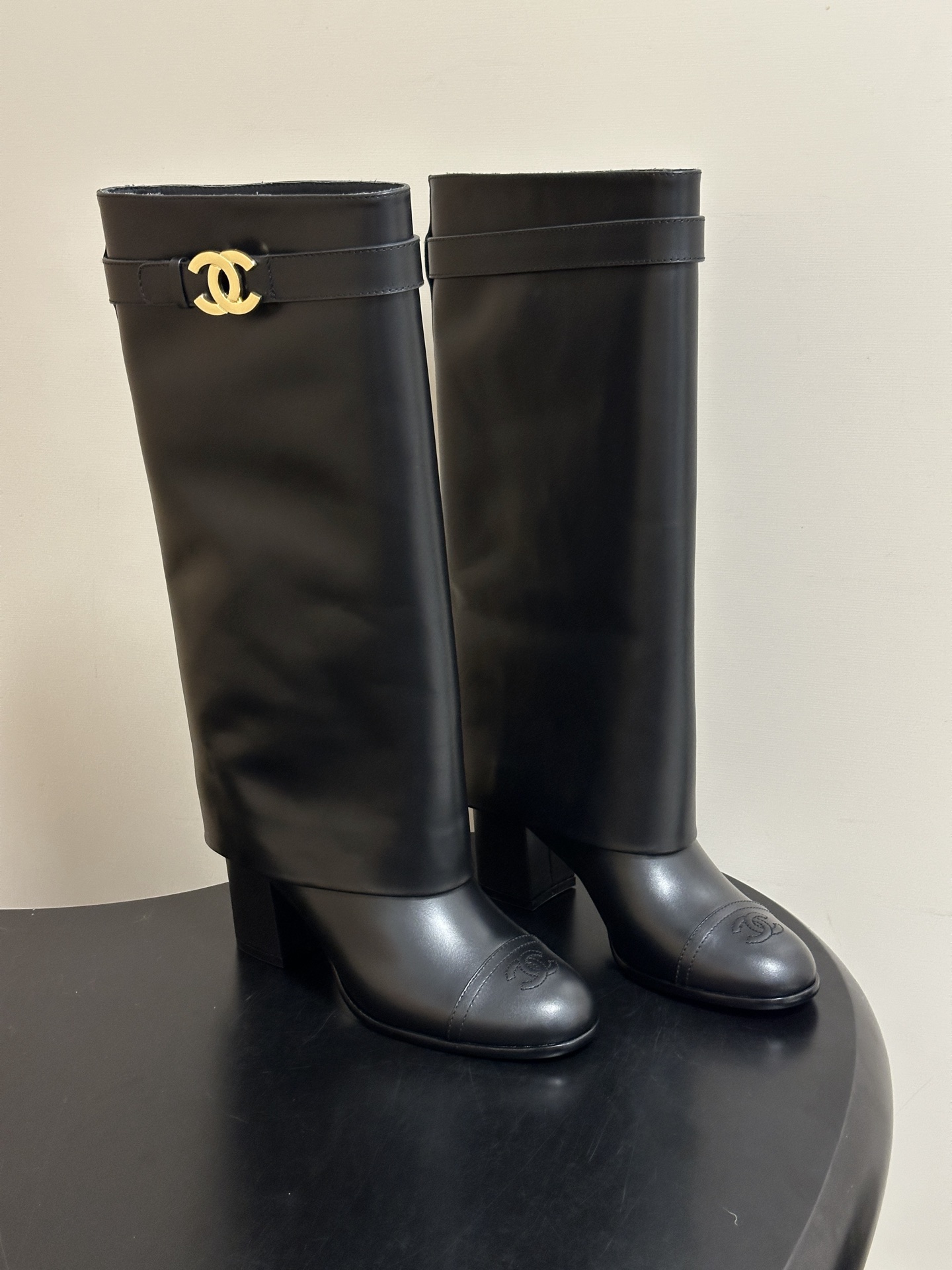 秋冬新款Chanel 小香26B 经典翻口双C扣带高跟直筒靴短靴/长靴系列 走秀款圆头粗跟长靴骑士靴直筒靴 非常爆真的是 秋冬新款Chanel 小香26B 经典翻口双C扣带高跟直筒靴短靴/长靴系列 走秀款圆头粗跟长靴骑士靴直筒靴 非常爆真的是