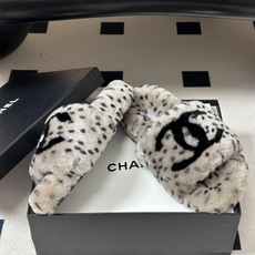 26Fw秋冬新款Chanel小香经典双C一字拖鞋羊羔毛厚底毛拖鞋 穿不腻的百搭凉拖 超经典的一款 休闲中带着精致 气质拿 26Fw秋冬新款Chanel小香经典双C一字拖鞋羊羔毛厚底毛拖鞋 穿不腻的百搭凉拖 超经典的一款 休闲中带着精致 气质拿