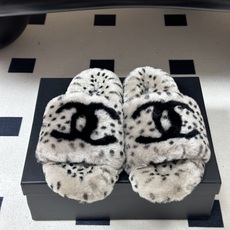 26Fw秋冬新款Chanel小香经典双C一字拖鞋羊羔毛厚底毛拖鞋 穿不腻的百搭凉拖 超经典的一款 休闲中带着精致 气质拿 26Fw秋冬新款Chanel小香经典双C一字拖鞋羊羔毛厚底毛拖鞋 穿不腻的百搭凉拖 超经典的一款 休闲中带着精致 气质拿