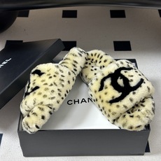 26Fw秋冬新款Chanel小香经典双C一字拖鞋羊羔毛厚底毛拖鞋 穿不腻的百搭凉拖 超经典的一款 休闲中带着精致 气质拿 26Fw秋冬新款Chanel小香经典双C一字拖鞋羊羔毛厚底毛拖鞋 穿不腻的百搭凉拖 超经典的一款 休闲中带着精致 气质拿
