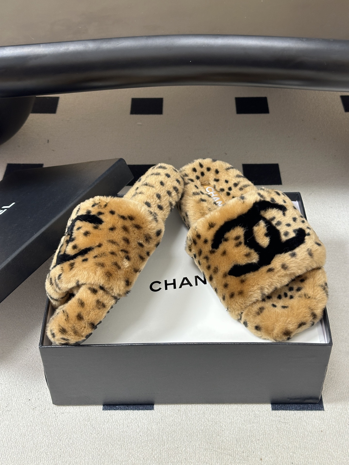 26Fw秋冬新款Chanel小香经典双C一字拖鞋羊羔毛厚底毛拖鞋 穿不腻的百搭凉拖 超经典的一款 休闲中带着精致 气质拿