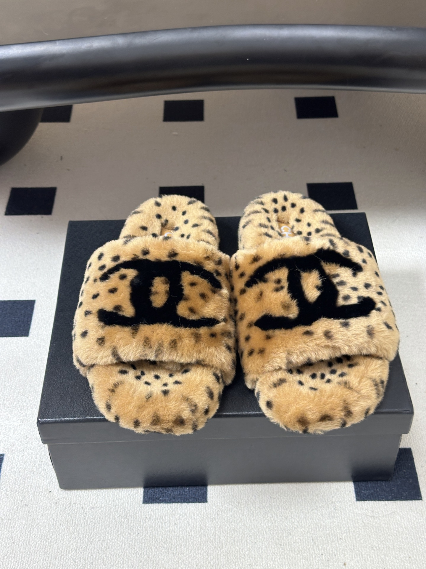 26Fw秋冬新款Chanel小香经典双C一字拖鞋羊羔毛厚底毛拖鞋 穿不腻的百搭凉拖 超经典的一款 休闲中带着精致 气质拿