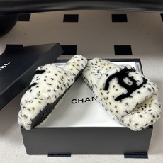 26Fw秋冬新款Chanel小香经典双C一字拖鞋羊羔毛厚底毛拖鞋 穿不腻的百搭凉拖 超经典的一款 休闲中带着精致 气质拿 26Fw秋冬新款Chanel小香经典双C一字拖鞋羊羔毛厚底毛拖鞋 穿不腻的百搭凉拖 超经典的一款 休闲中带着精致 气质拿