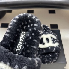 26Fw秋冬新款Chanel小香经典双C一字拖鞋羊羔毛厚底毛拖鞋 穿不腻的百搭凉拖 超经典的一款 休闲中带着精致 气质拿 26Fw秋冬新款Chanel小香经典双C一字拖鞋羊羔毛厚底毛拖鞋 穿不腻的百搭凉拖 超经典的一款 休闲中带着精致 气质拿