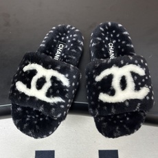 26Fw秋冬新款Chanel小香经典双C一字拖鞋羊羔毛厚底毛拖鞋 穿不腻的百搭凉拖 超经典的一款 休闲中带着精致 气质拿 26Fw秋冬新款Chanel小香经典双C一字拖鞋羊羔毛厚底毛拖鞋 穿不腻的百搭凉拖 超经典的一款 休闲中带着精致 气质拿