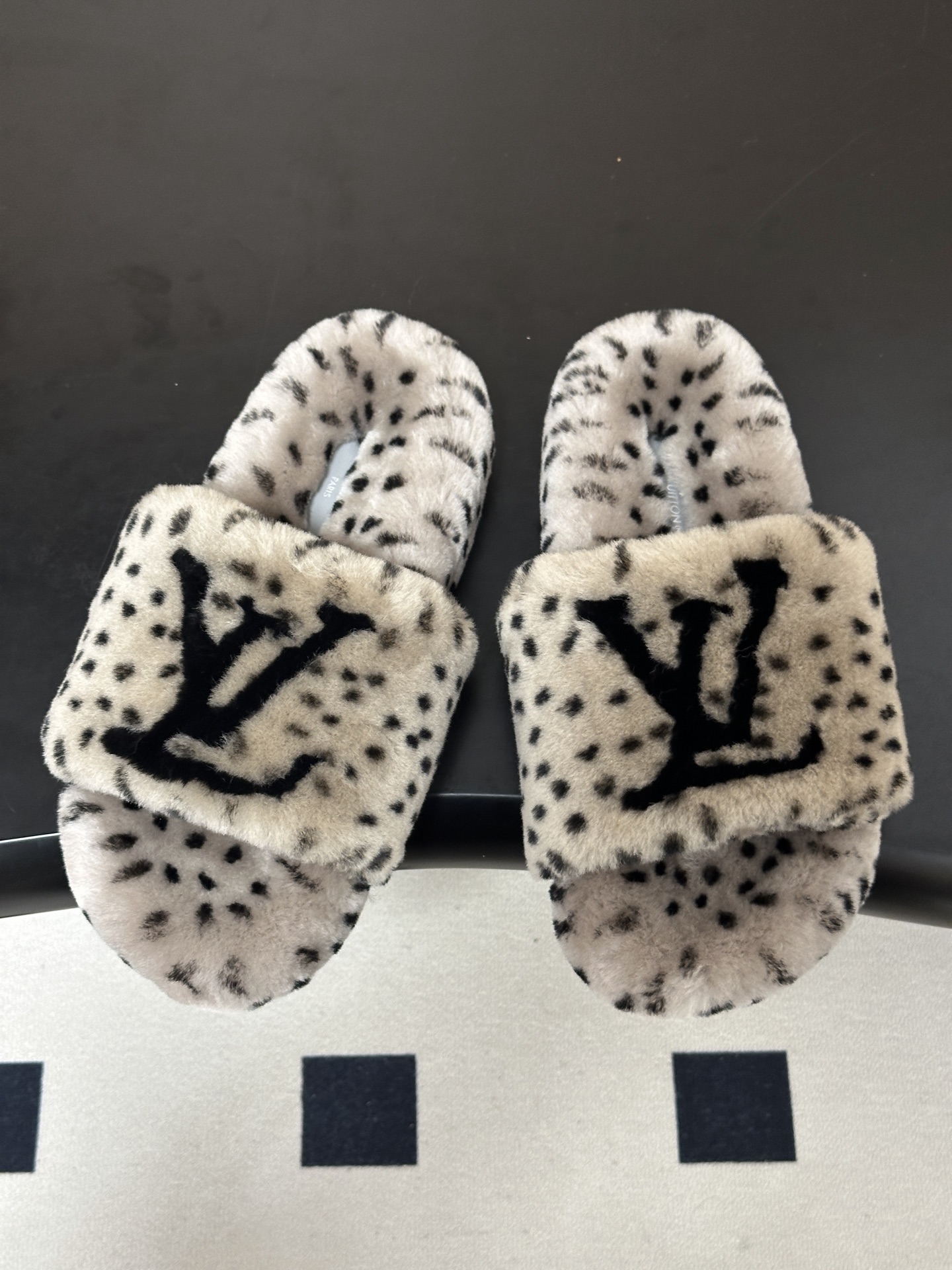 2026 秋冬新款LOUIS VUITTON 路易威登 LV羊毛拖鞋经典字母标懒人毛毛厚底拖鞋 当LV的经典基因撞上秋冬