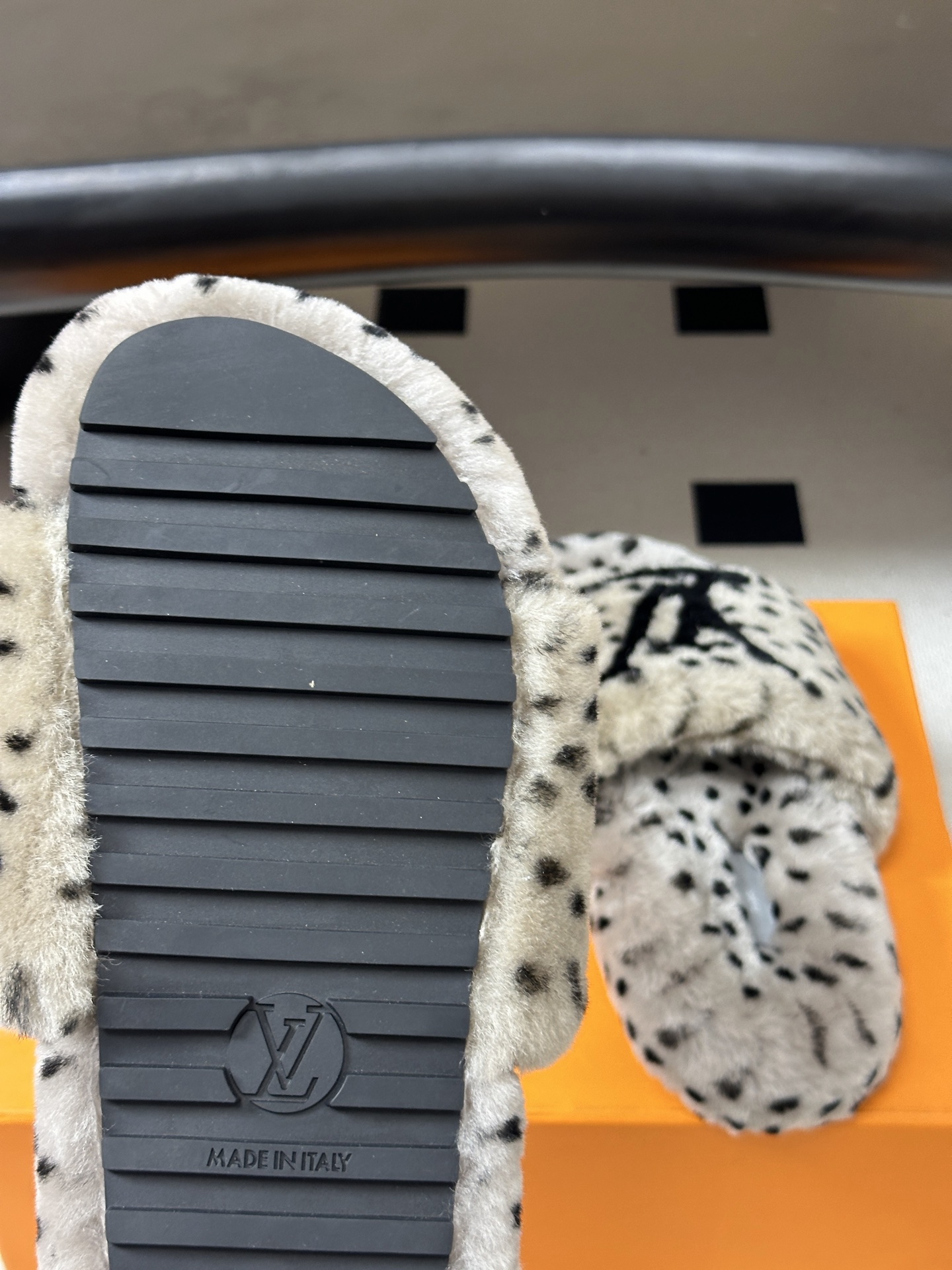 2026 秋冬新款LOUIS VUITTON 路易威登 LV羊毛拖鞋经典字母标懒人毛毛厚底拖鞋 当LV的经典基因撞上秋冬