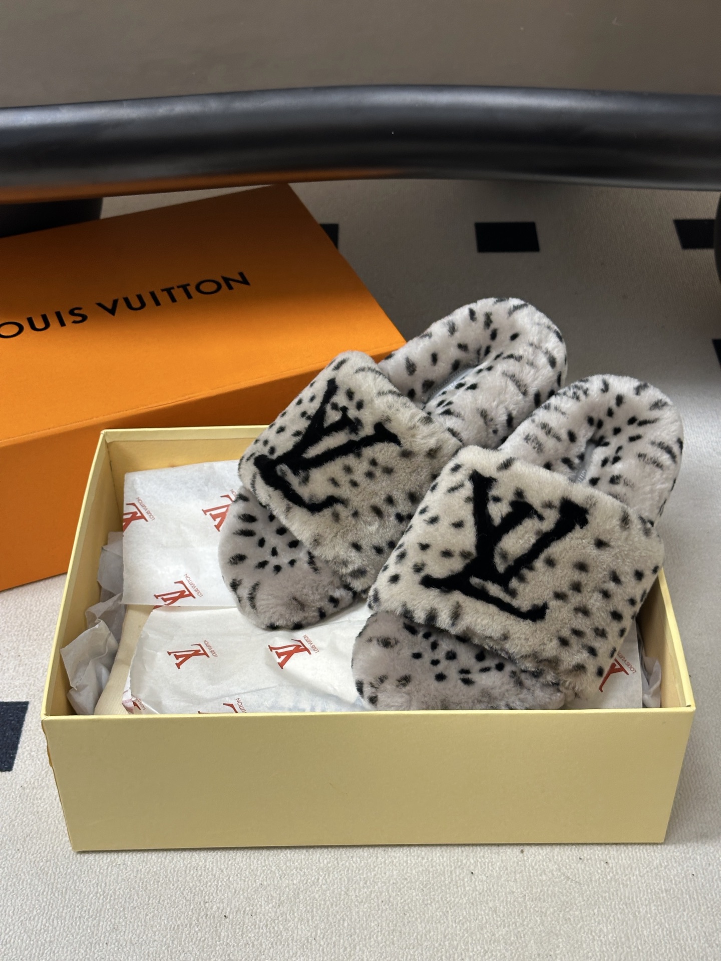 2026 秋冬新款LOUIS VUITTON 路易威登 LV羊毛拖鞋经典字母标懒人毛毛厚底拖鞋 当LV的经典基因撞上秋冬