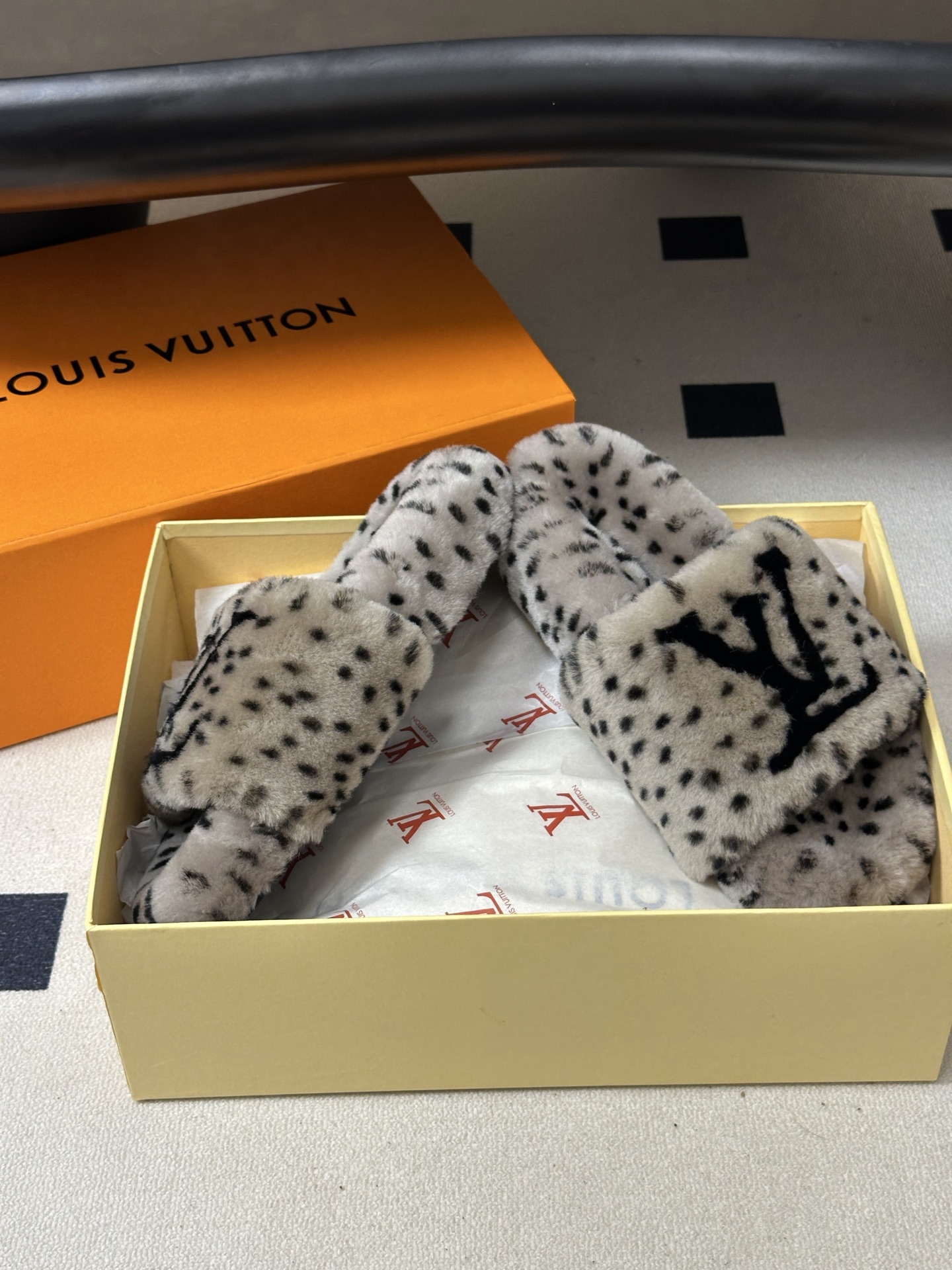 2026 秋冬新款LOUIS VUITTON 路易威登 LV羊毛拖鞋经典字母标懒人毛毛厚底拖鞋 当LV的经典基因撞上秋冬