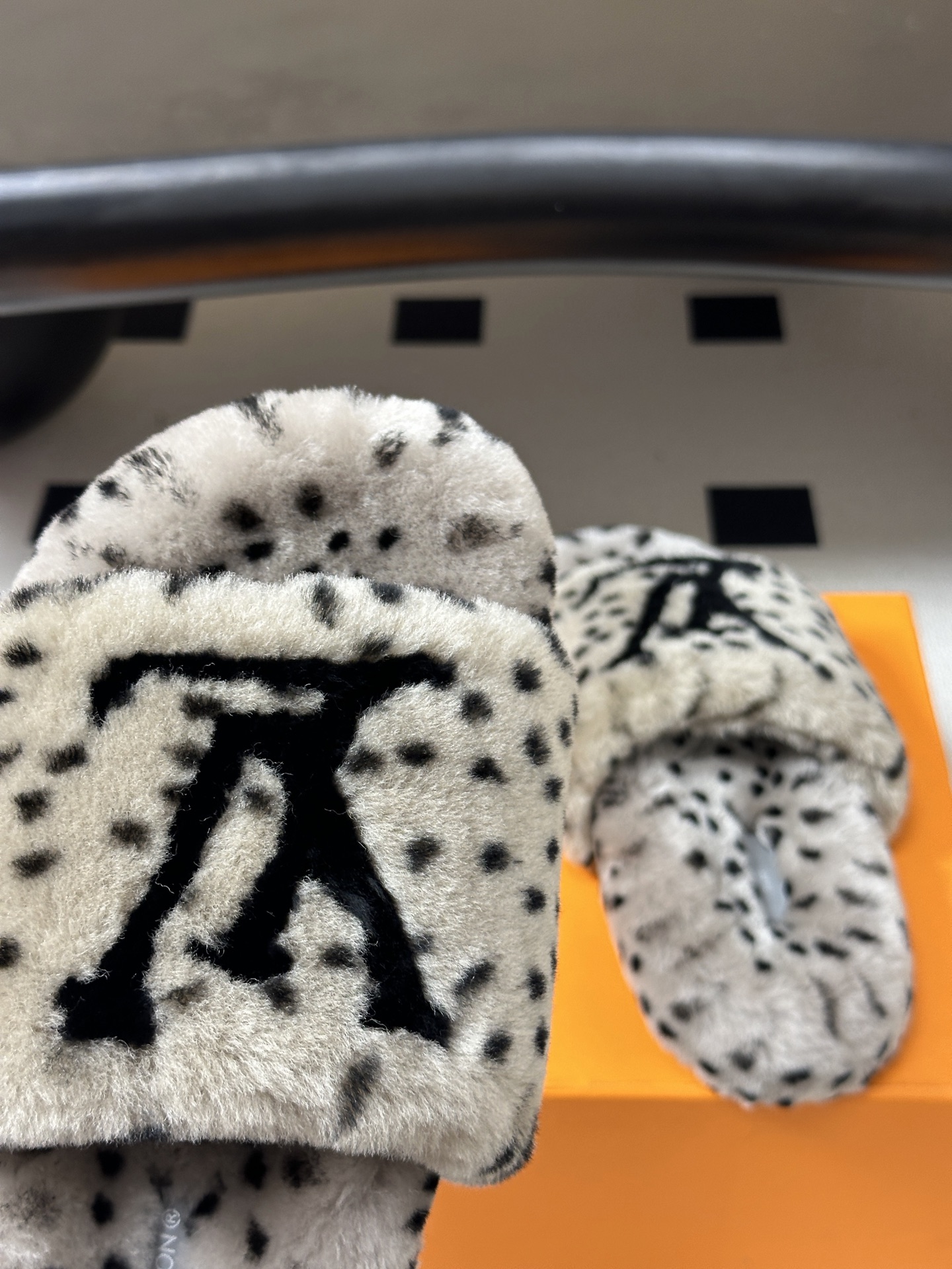 2026 秋冬新款LOUIS VUITTON 路易威登 LV羊毛拖鞋经典字母标懒人毛毛厚底拖鞋 当LV的经典基因撞上秋冬