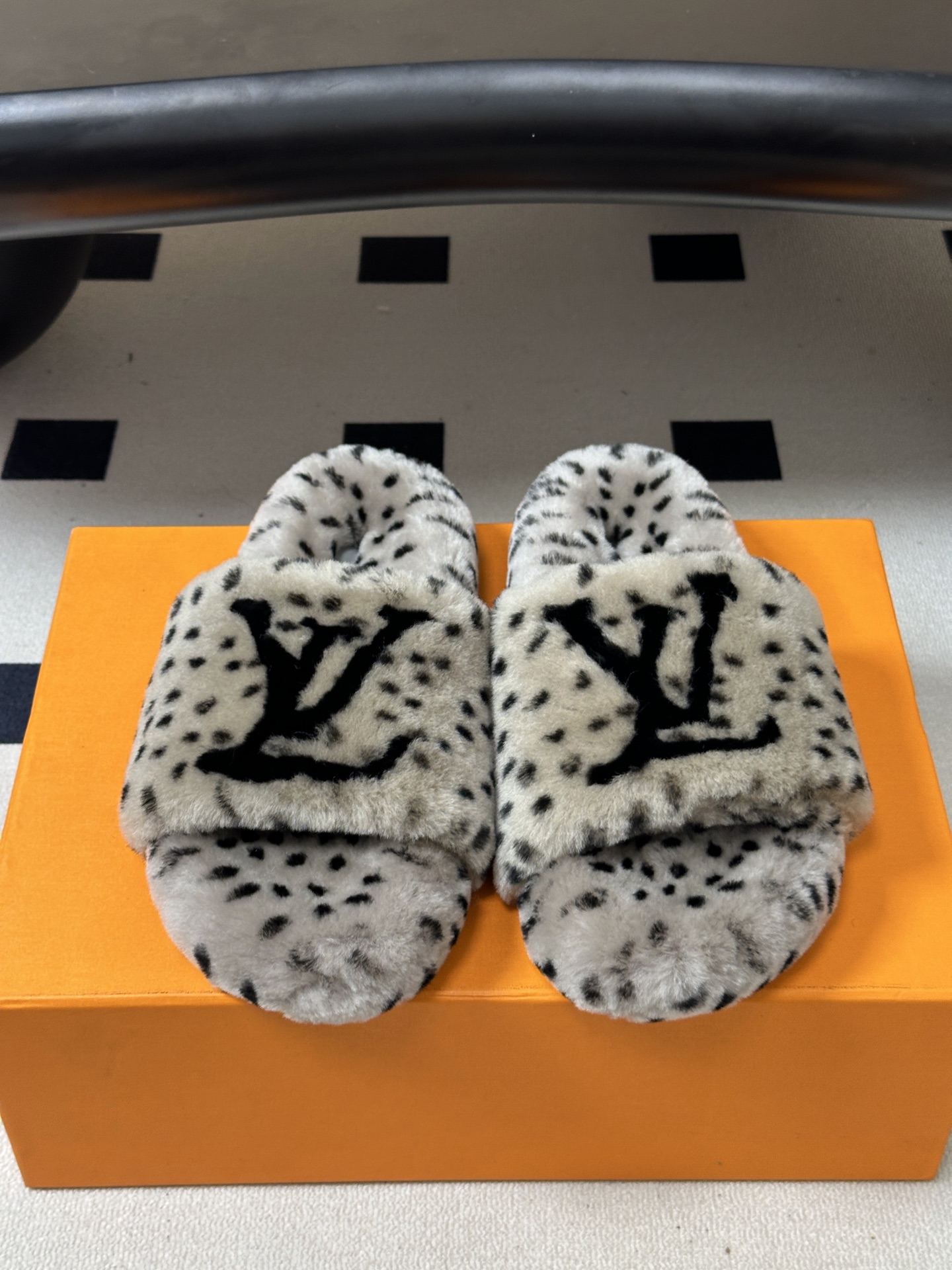 2026 秋冬新款LOUIS VUITTON 路易威登 LV羊毛拖鞋经典字母标懒人毛毛厚底拖鞋 当LV的经典基因撞上秋冬
