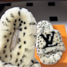 2026 秋冬新款LOUIS VUITTON 路易威登 LV羊毛拖鞋经典字母标懒人毛毛厚底拖鞋 当LV的经典基因撞上秋冬 2026 秋冬新款LOUIS VUITTON 路易威登 LV羊毛拖鞋经典字母标懒人毛毛厚底拖鞋 当LV的经典基因撞上秋冬