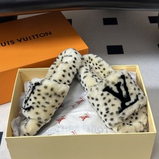 2026 秋冬新款LOUIS VUITTON 路易威登 LV羊毛拖鞋经典字母标懒人毛毛厚底拖鞋 当LV的经典基因撞上秋冬 2026 秋冬新款LOUIS VUITTON 路易威登 LV羊毛拖鞋经典字母标懒人毛毛厚底拖鞋 当LV的经典基因撞上秋冬
