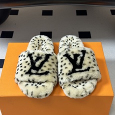 2026 秋冬新款LOUIS VUITTON 路易威登 LV羊毛拖鞋经典字母标懒人毛毛厚底拖鞋 当LV的经典基因撞上秋冬 2026 秋冬新款LOUIS VUITTON 路易威登 LV羊毛拖鞋经典字母标懒人毛毛厚底拖鞋 当LV的经典基因撞上秋冬
