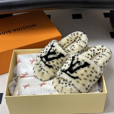 2026 秋冬新款LOUIS VUITTON 路易威登 LV羊毛拖鞋经典字母标懒人毛毛厚底拖鞋 当LV的经典基因撞上秋冬 2026 秋冬新款LOUIS VUITTON 路易威登 LV羊毛拖鞋经典字母标懒人毛毛厚底拖鞋 当LV的经典基因撞上秋冬