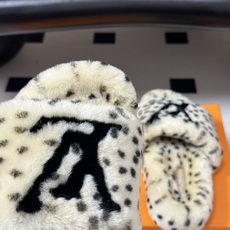 2026 秋冬新款LOUIS VUITTON 路易威登 LV羊毛拖鞋经典字母标懒人毛毛厚底拖鞋 当LV的经典基因撞上秋冬 2026 秋冬新款LOUIS VUITTON 路易威登 LV羊毛拖鞋经典字母标懒人毛毛厚底拖鞋 当LV的经典基因撞上秋冬