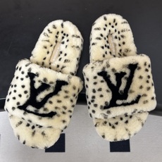 2026 秋冬新款LOUIS VUITTON 路易威登 LV羊毛拖鞋经典字母标懒人毛毛厚底拖鞋 当LV的经典基因撞上秋冬 2026 秋冬新款LOUIS VUITTON 路易威登 LV羊毛拖鞋经典字母标懒人毛毛厚底拖鞋 当LV的经典基因撞上秋冬