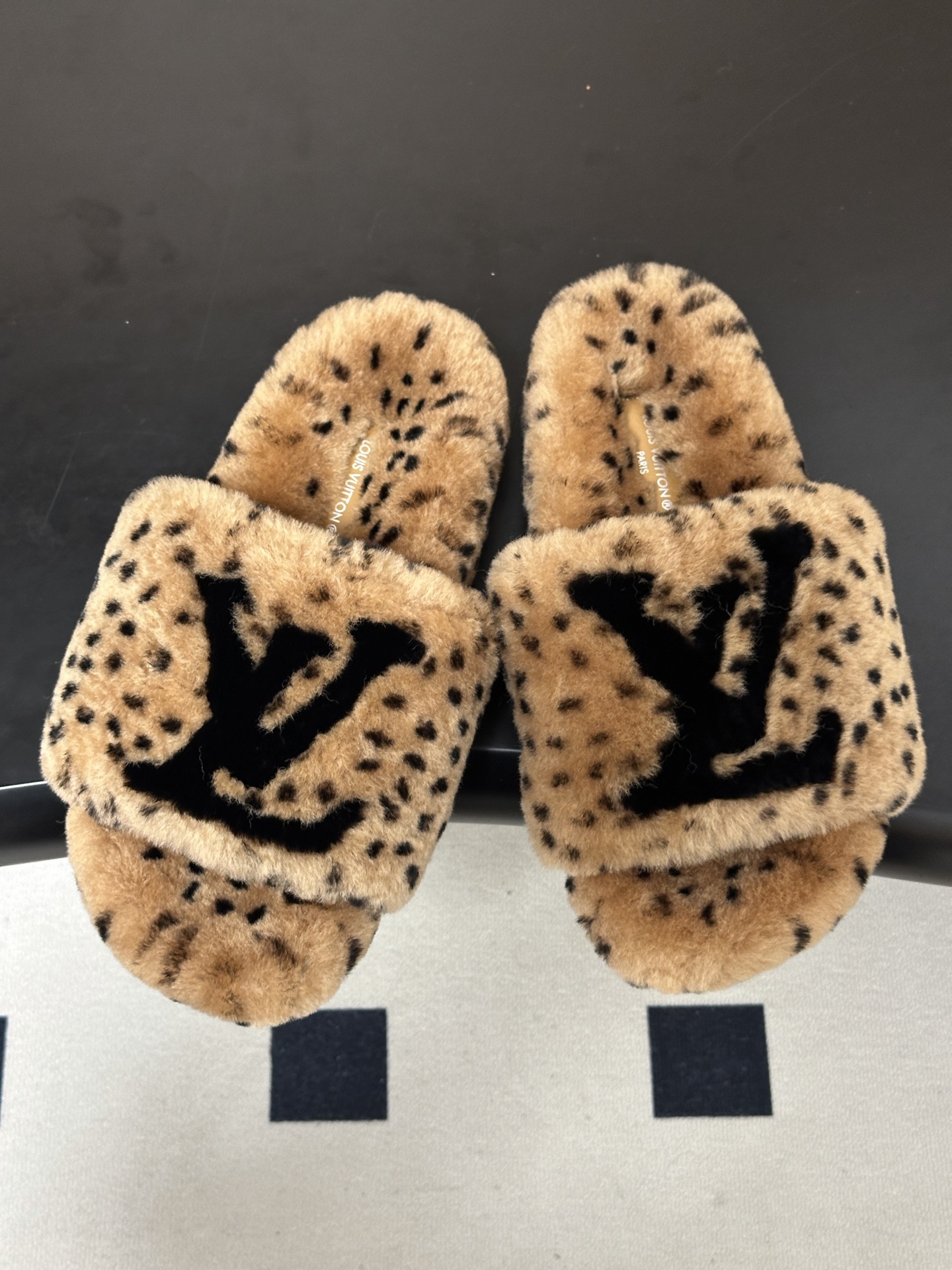 2026 秋冬新款LOUIS VUITTON 路易威登 LV羊毛拖鞋经典字母标懒人毛毛厚底拖鞋 当LV的经典基因撞上秋冬