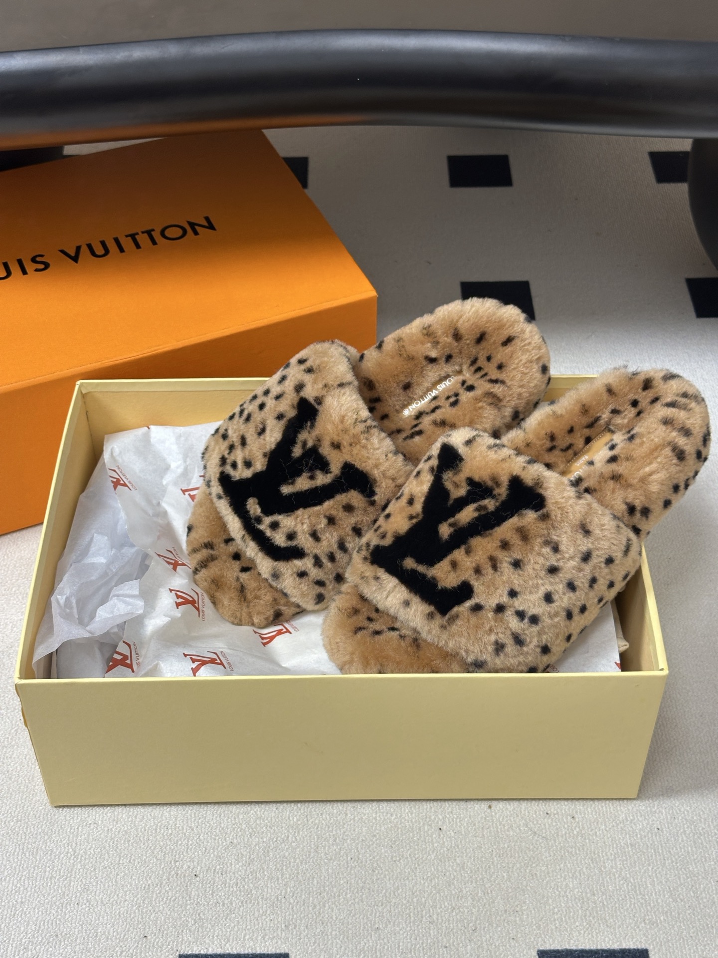 2026 秋冬新款LOUIS VUITTON 路易威登 LV羊毛拖鞋经典字母标懒人毛毛厚底拖鞋 当LV的经典基因撞上秋冬