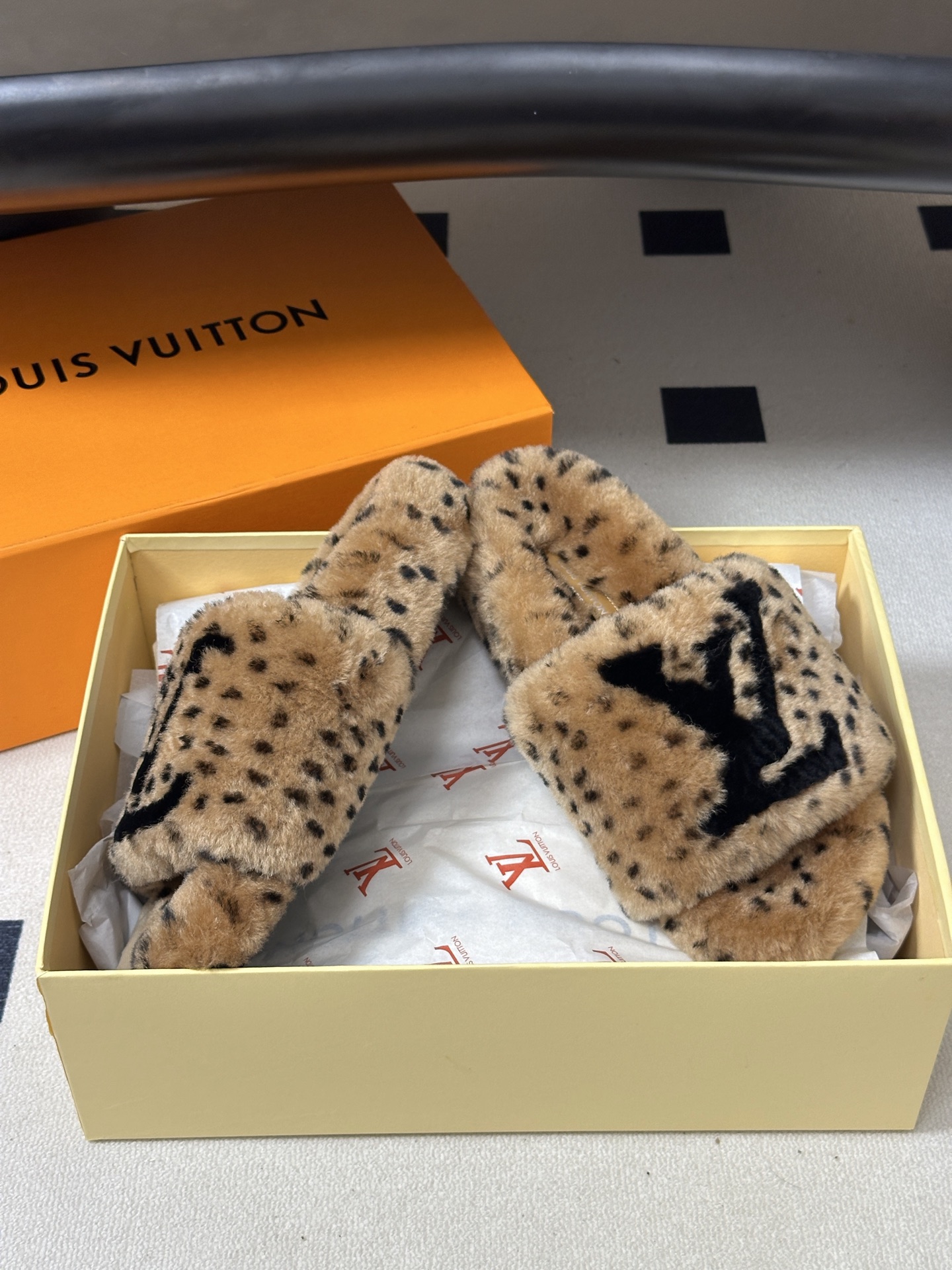 2026 秋冬新款LOUIS VUITTON 路易威登 LV羊毛拖鞋经典字母标懒人毛毛厚底拖鞋 当LV的经典基因撞上秋冬