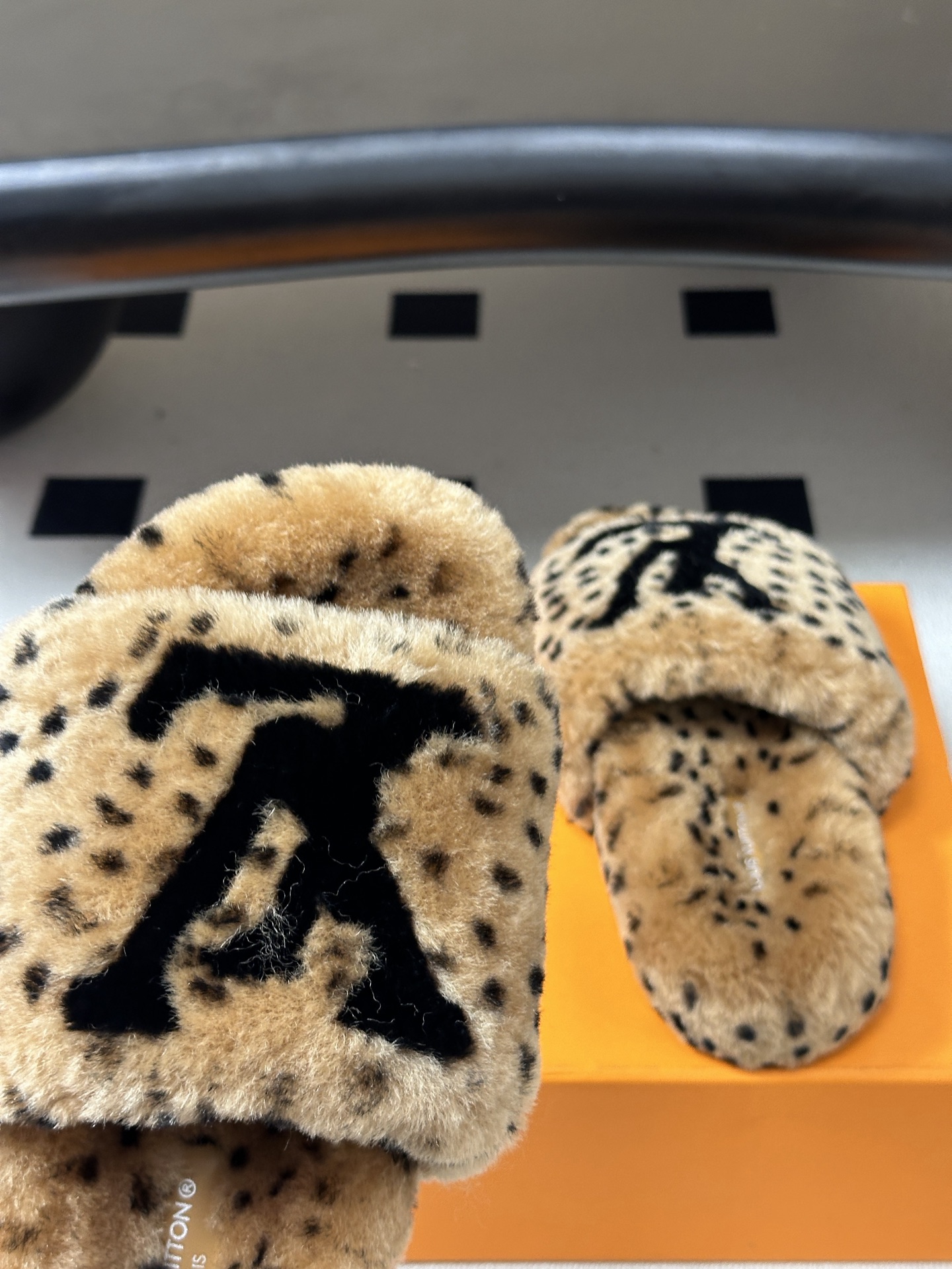 2026 秋冬新款LOUIS VUITTON 路易威登 LV羊毛拖鞋经典字母标懒人毛毛厚底拖鞋 当LV的经典基因撞上秋冬