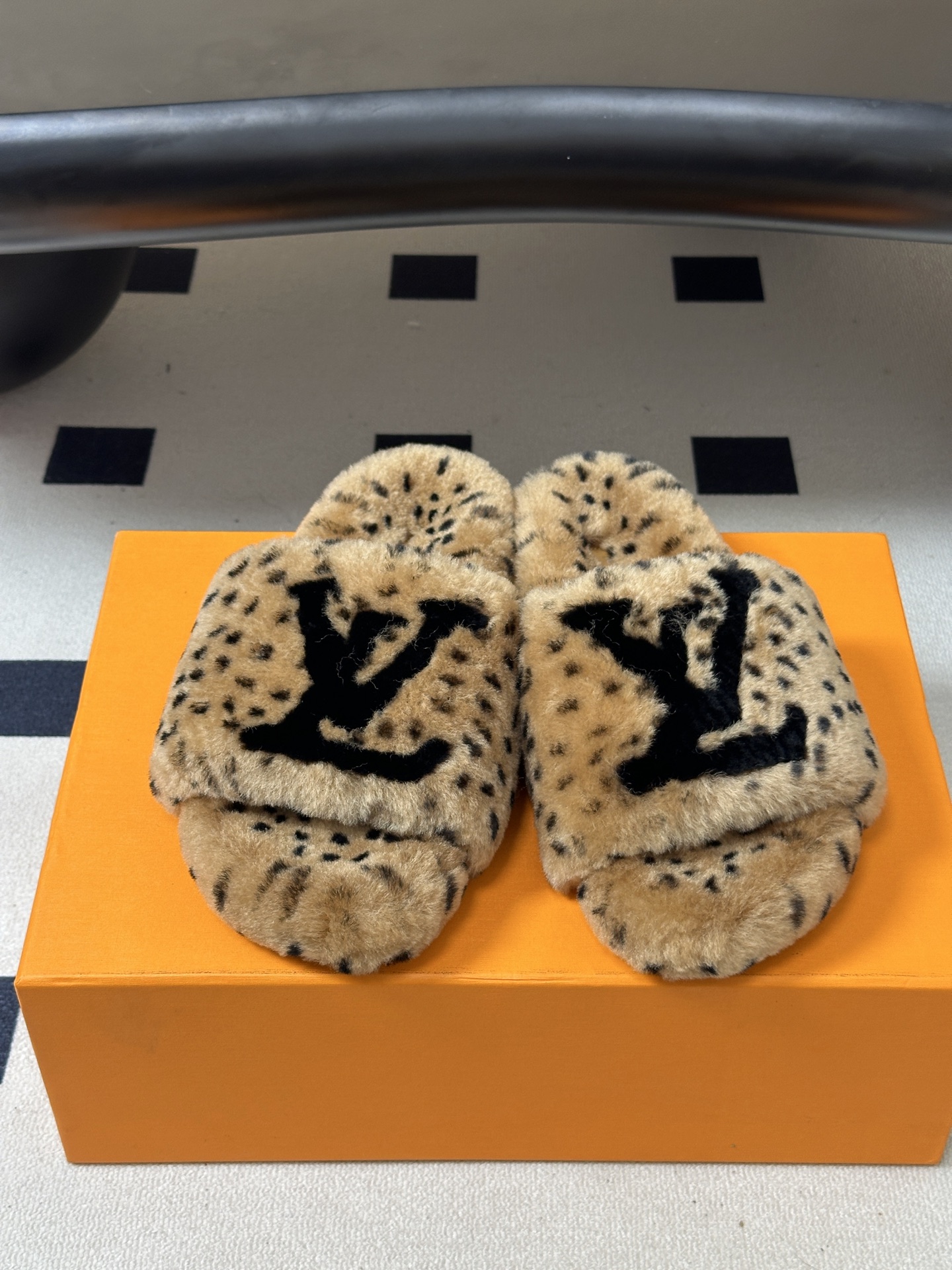 2026 秋冬新款LOUIS VUITTON 路易威登 LV羊毛拖鞋经典字母标懒人毛毛厚底拖鞋 当LV的经典基因撞上秋冬
