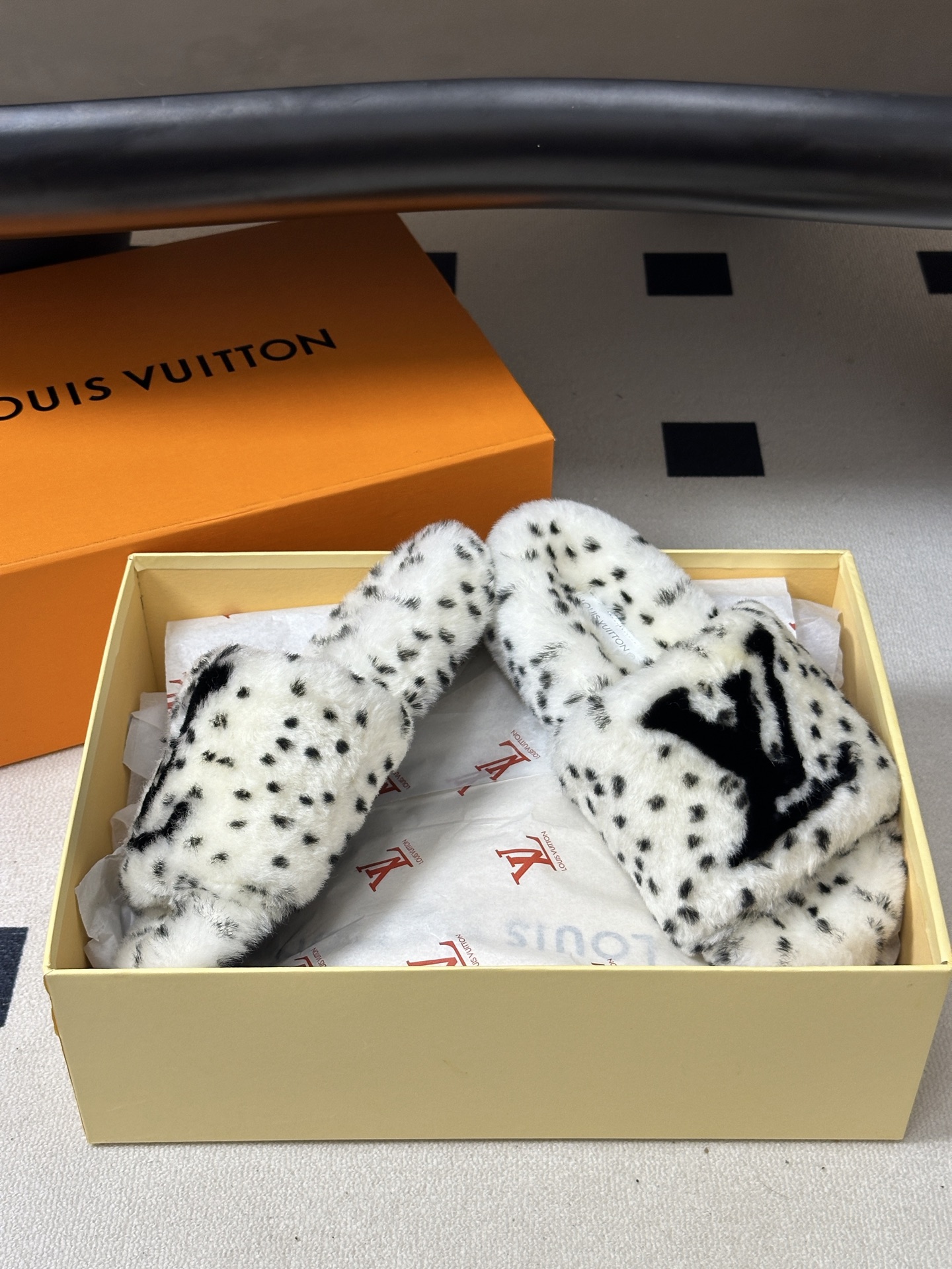 2026 秋冬新款LOUIS VUITTON 路易威登 LV羊毛拖鞋经典字母标懒人毛毛厚底拖鞋 当LV的经典基因撞上秋冬