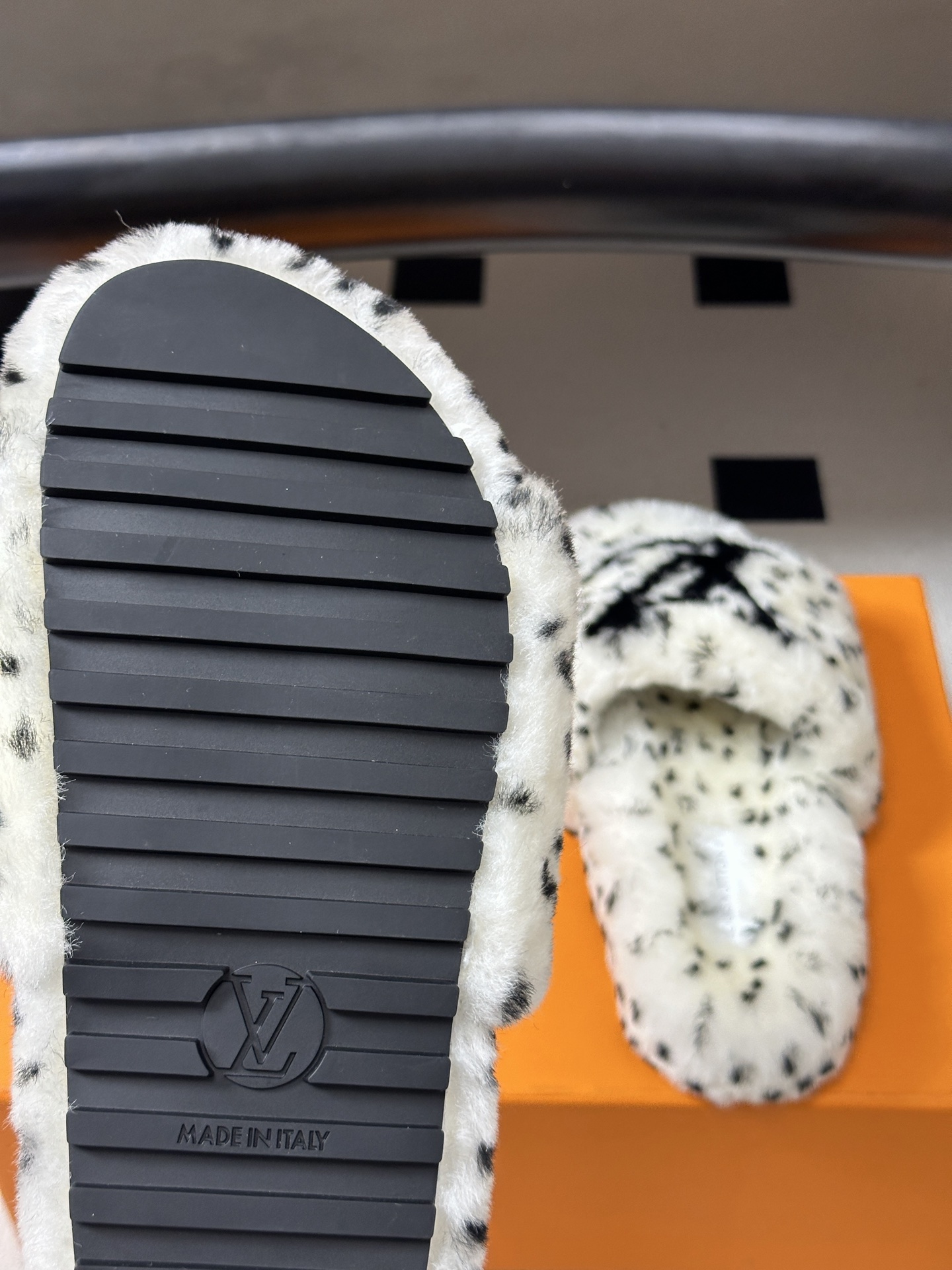 2026 秋冬新款LOUIS VUITTON 路易威登 LV羊毛拖鞋经典字母标懒人毛毛厚底拖鞋 当LV的经典基因撞上秋冬