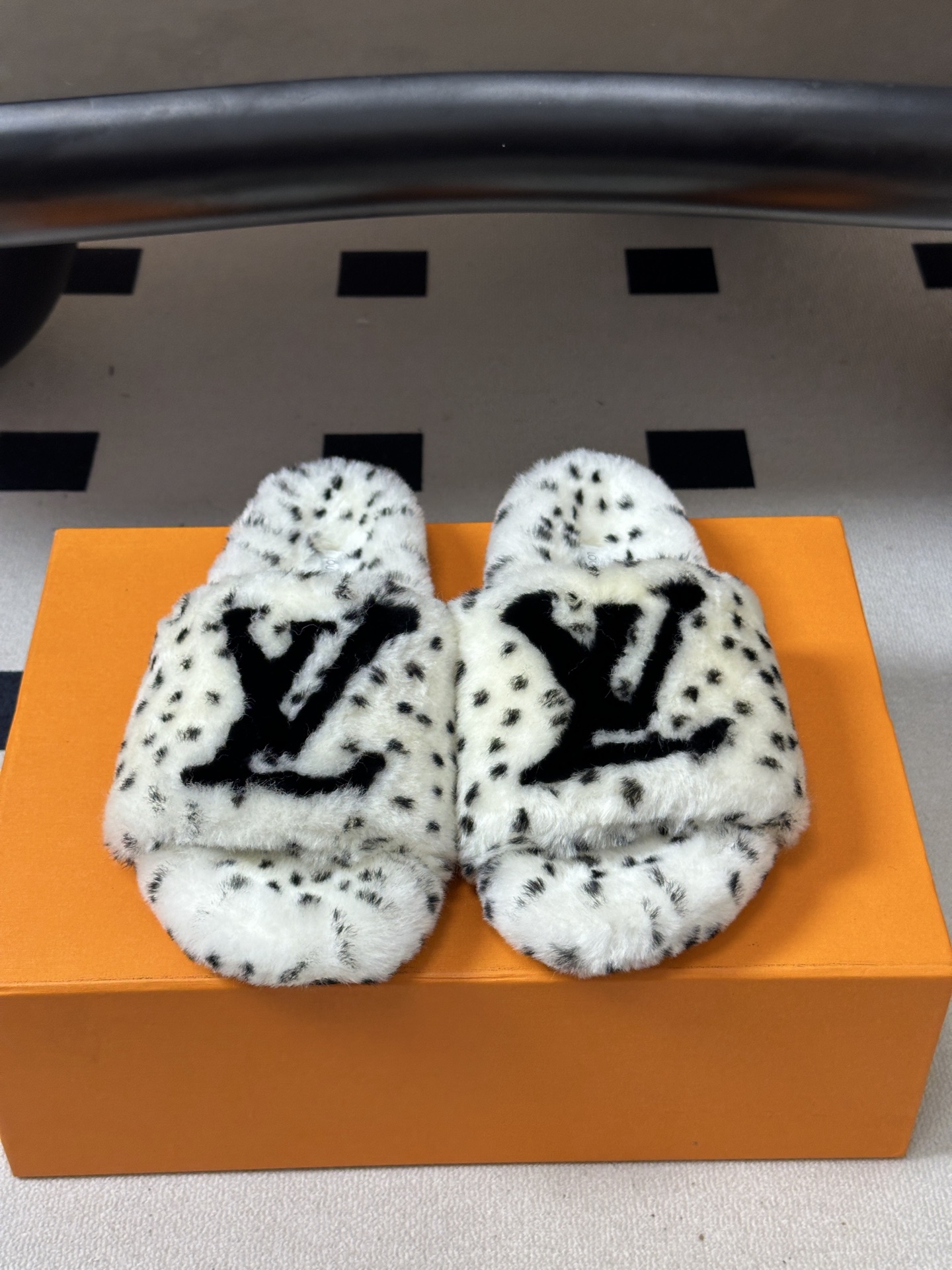 2026 秋冬新款LOUIS VUITTON 路易威登 LV羊毛拖鞋经典字母标懒人毛毛厚底拖鞋 当LV的经典基因撞上秋冬