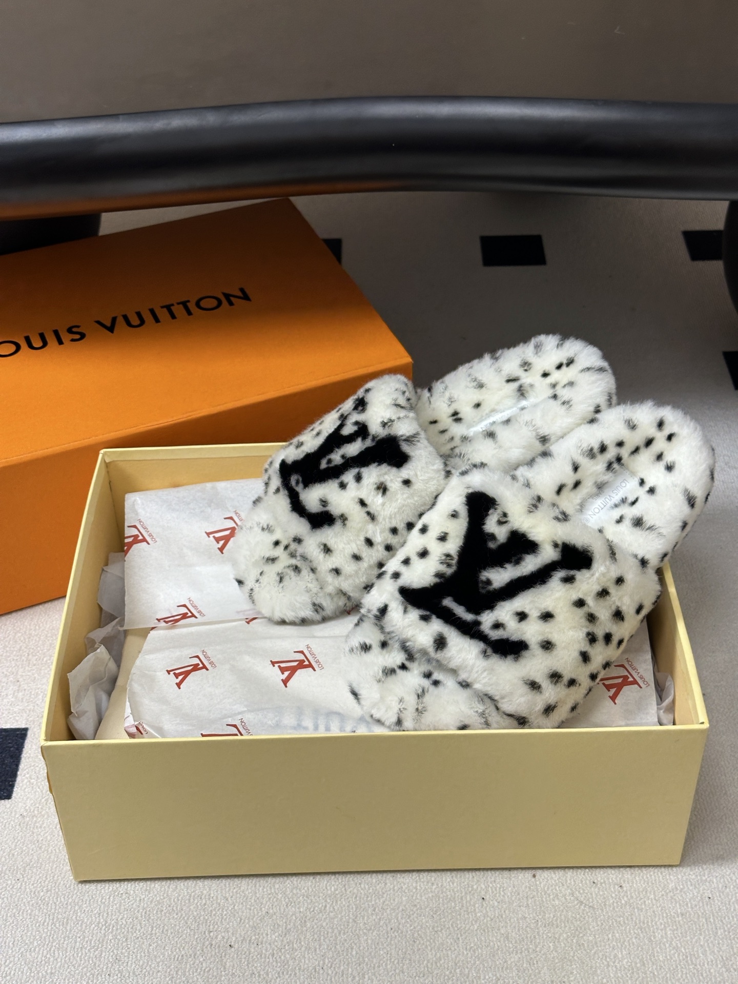 2026 秋冬新款LOUIS VUITTON 路易威登 LV羊毛拖鞋经典字母标懒人毛毛厚底拖鞋 当LV的经典基因撞上秋冬