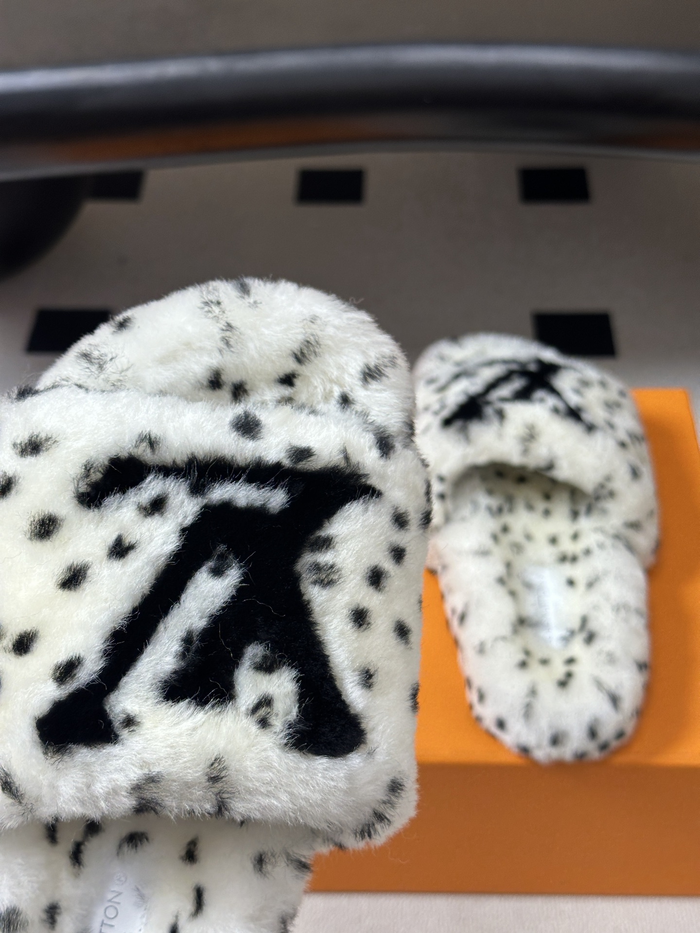 2026 秋冬新款LOUIS VUITTON 路易威登 LV羊毛拖鞋经典字母标懒人毛毛厚底拖鞋 当LV的经典基因撞上秋冬