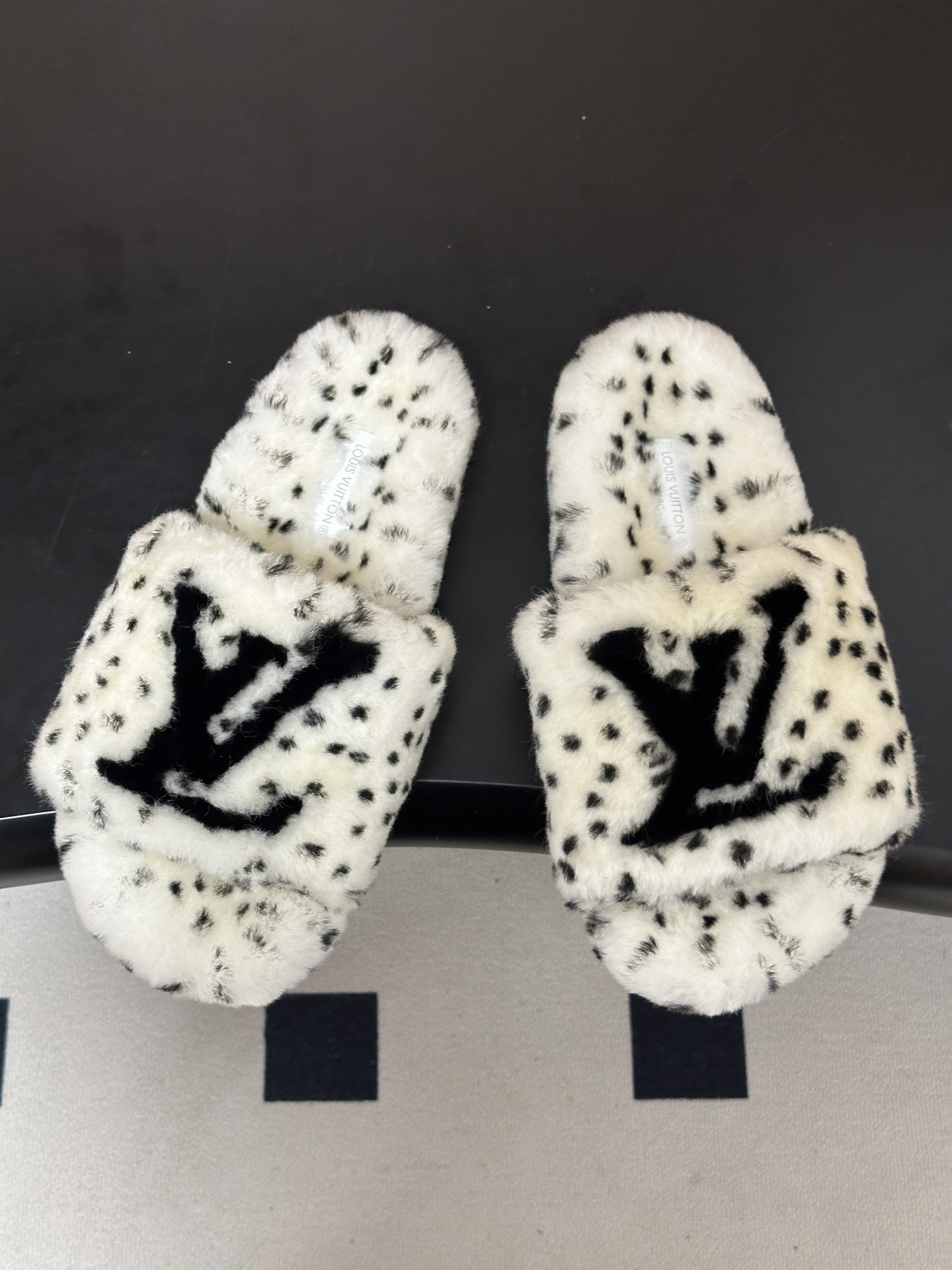 2026 秋冬新款LOUIS VUITTON 路易威登 LV羊毛拖鞋经典字母标懒人毛毛厚底拖鞋 当LV的经典基因撞上秋冬